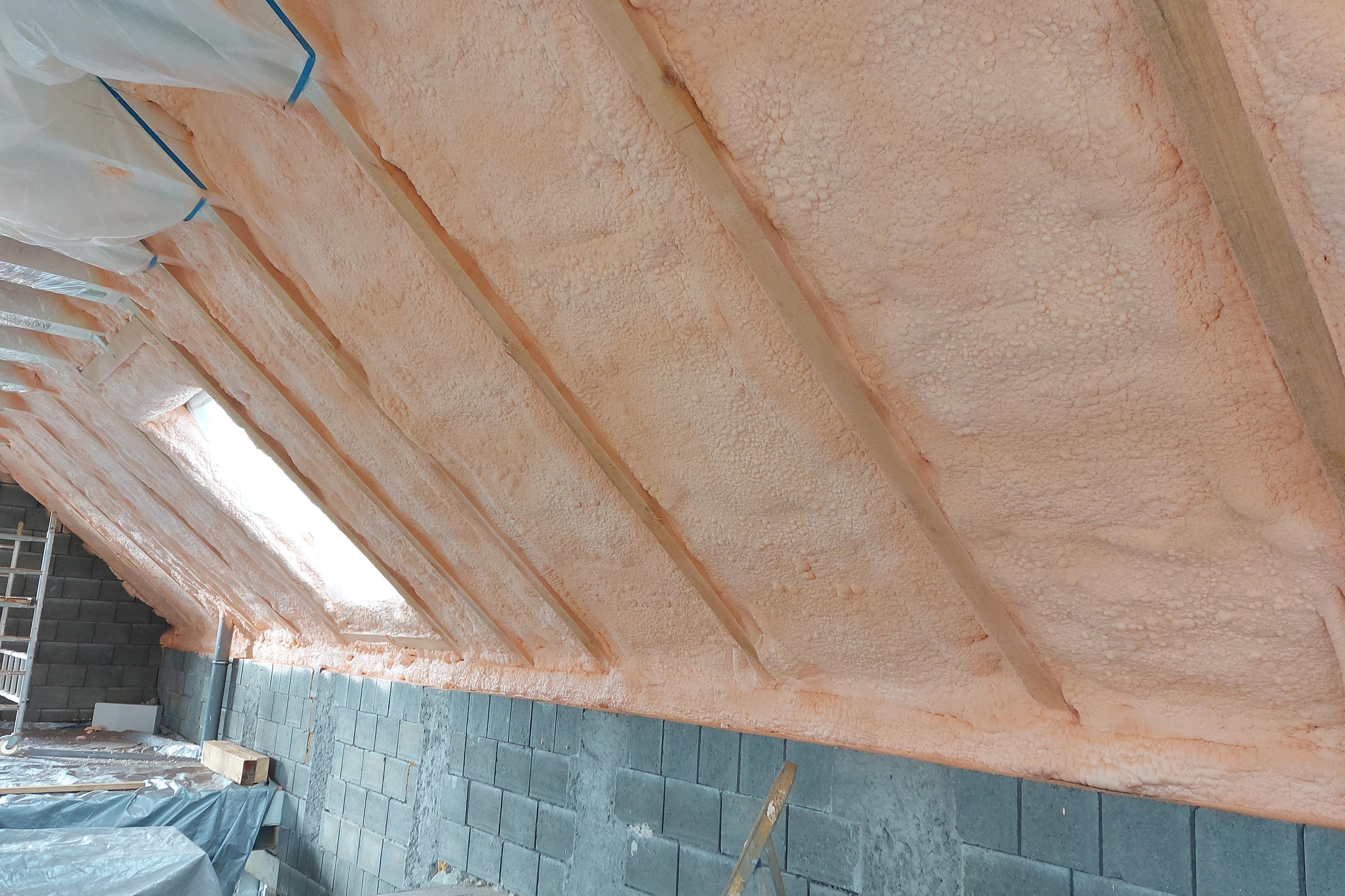 Stříkaná pěnová izolace foto 1