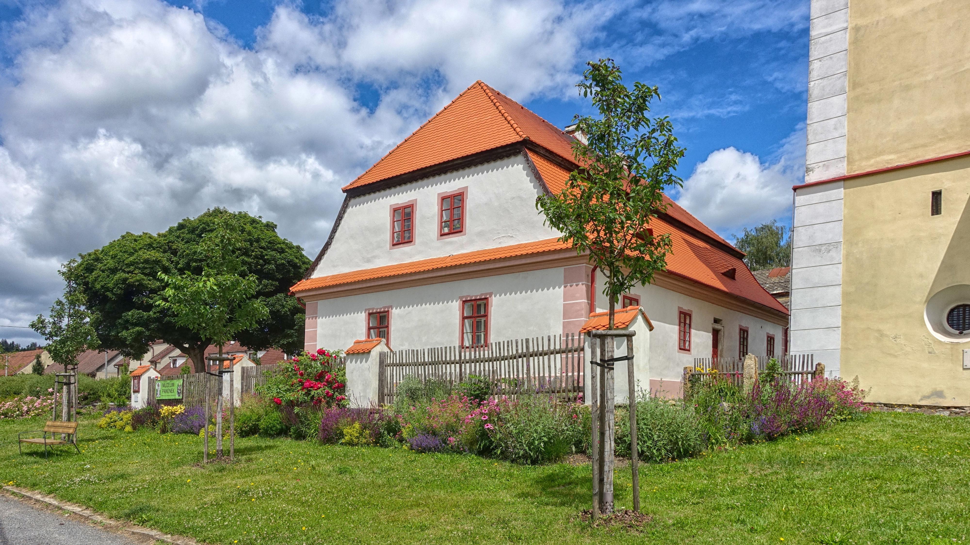Muzeum panenek stará škola Bobrová foto 6