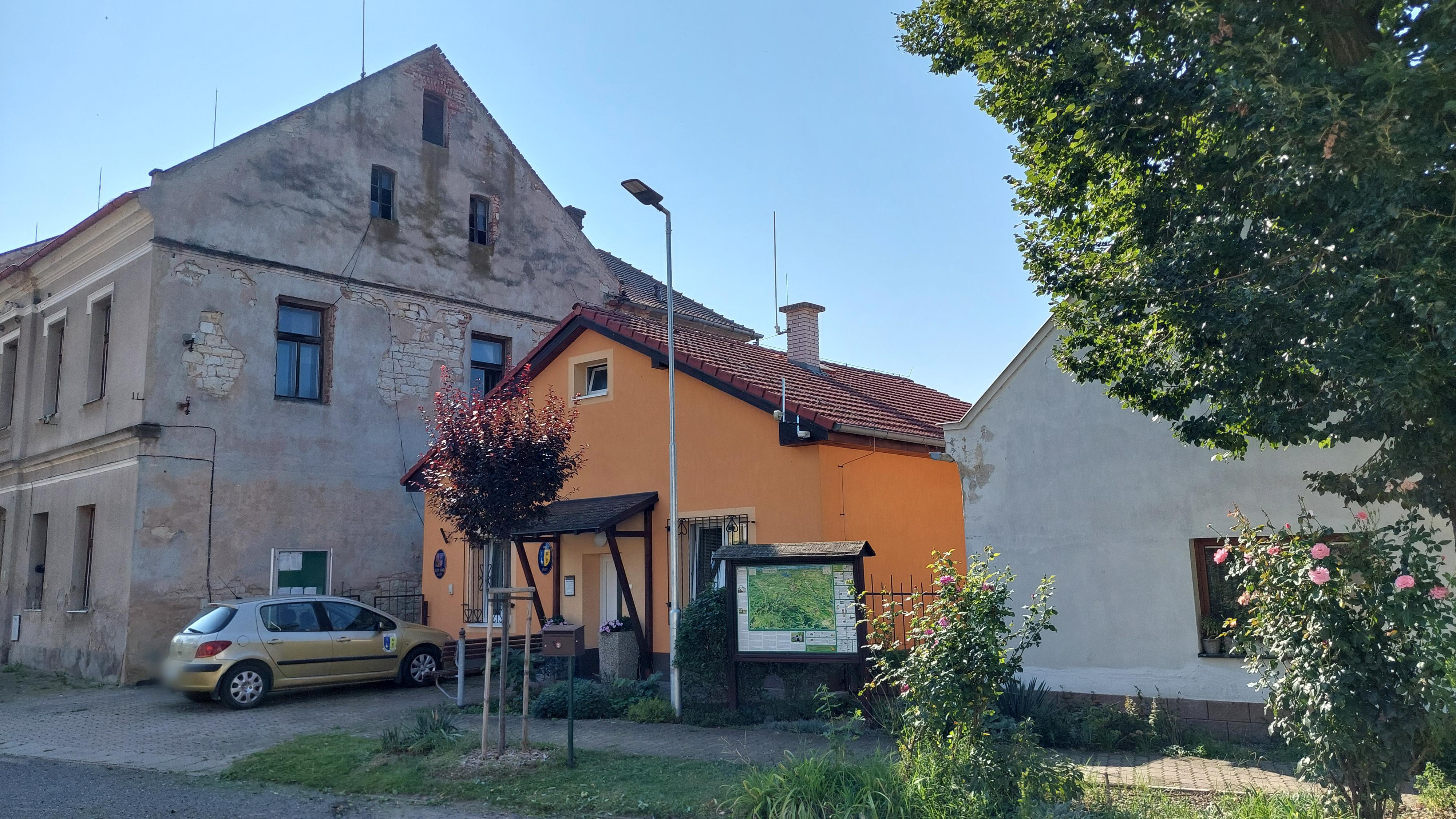 Lišany - obecní úřad foto 2