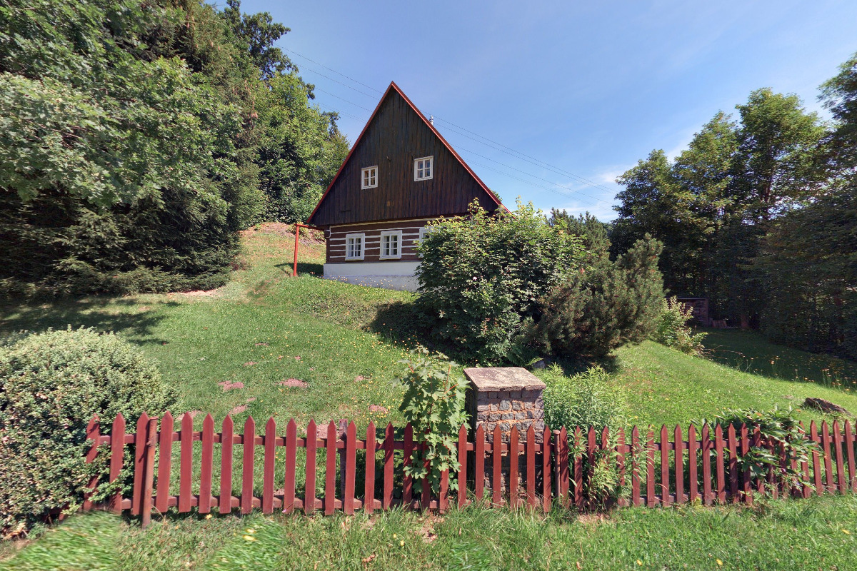 Roubenka mezi stromy s wellness