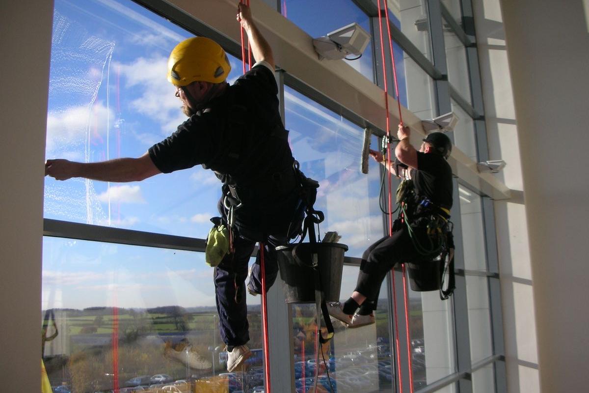 Výškové mytí oken