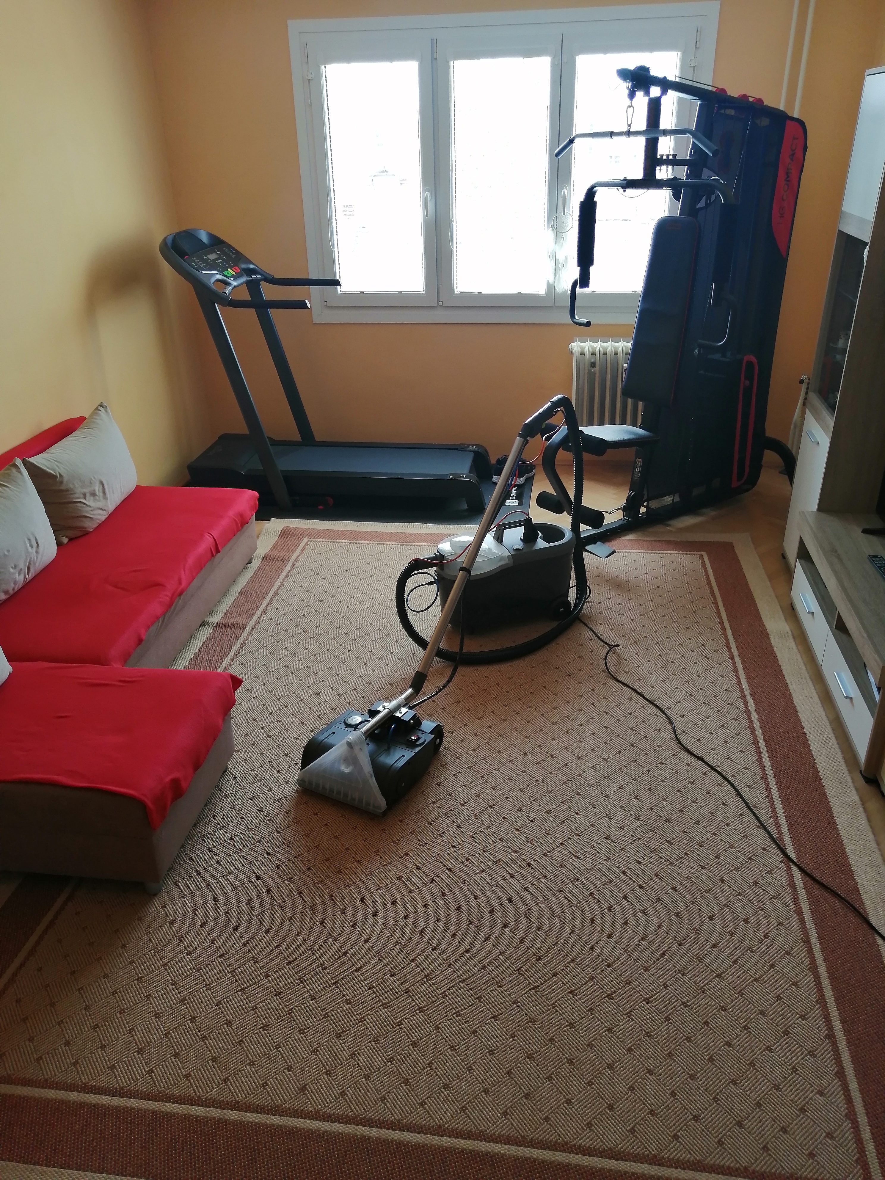 Kartáčové čištění koberce