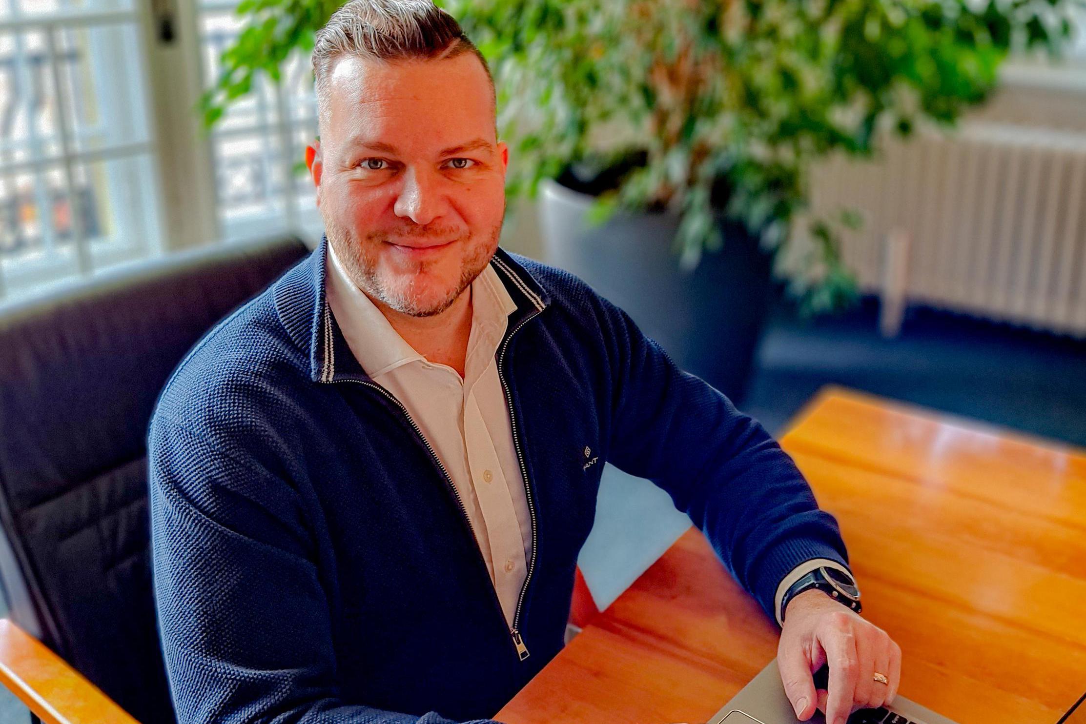 Realitní makléř Karel Veverka