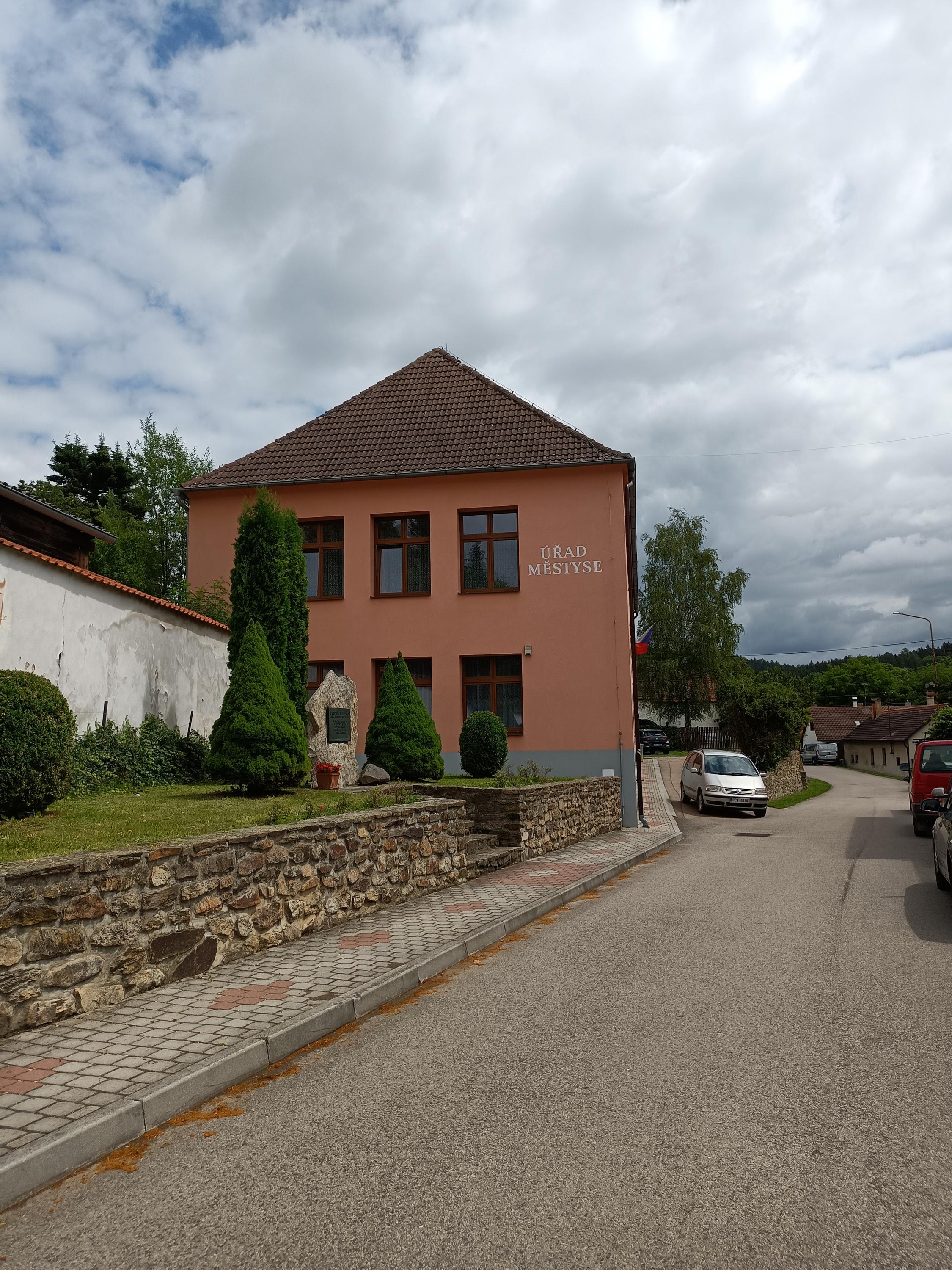 Louňovice pod Blaníkem - úřad městyse foto 5