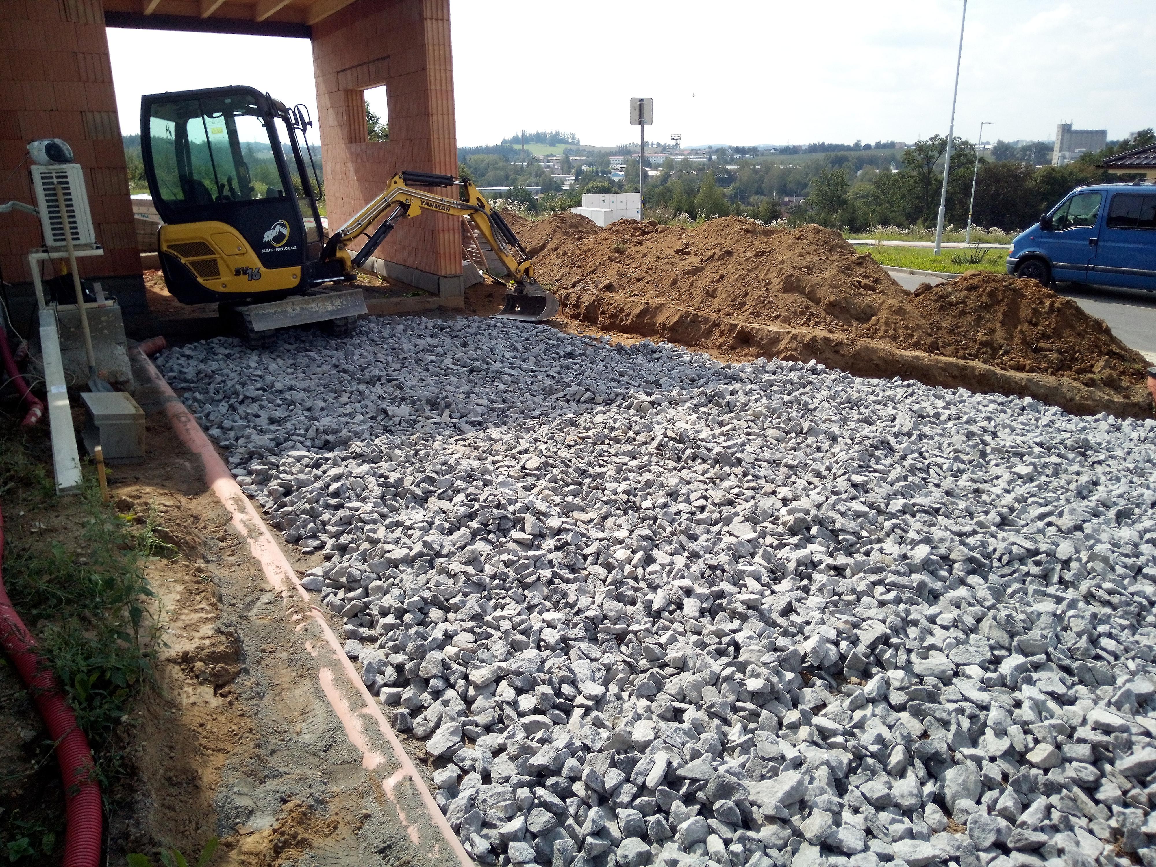 Zemní přípravné práce pod zámkovou dlažbu