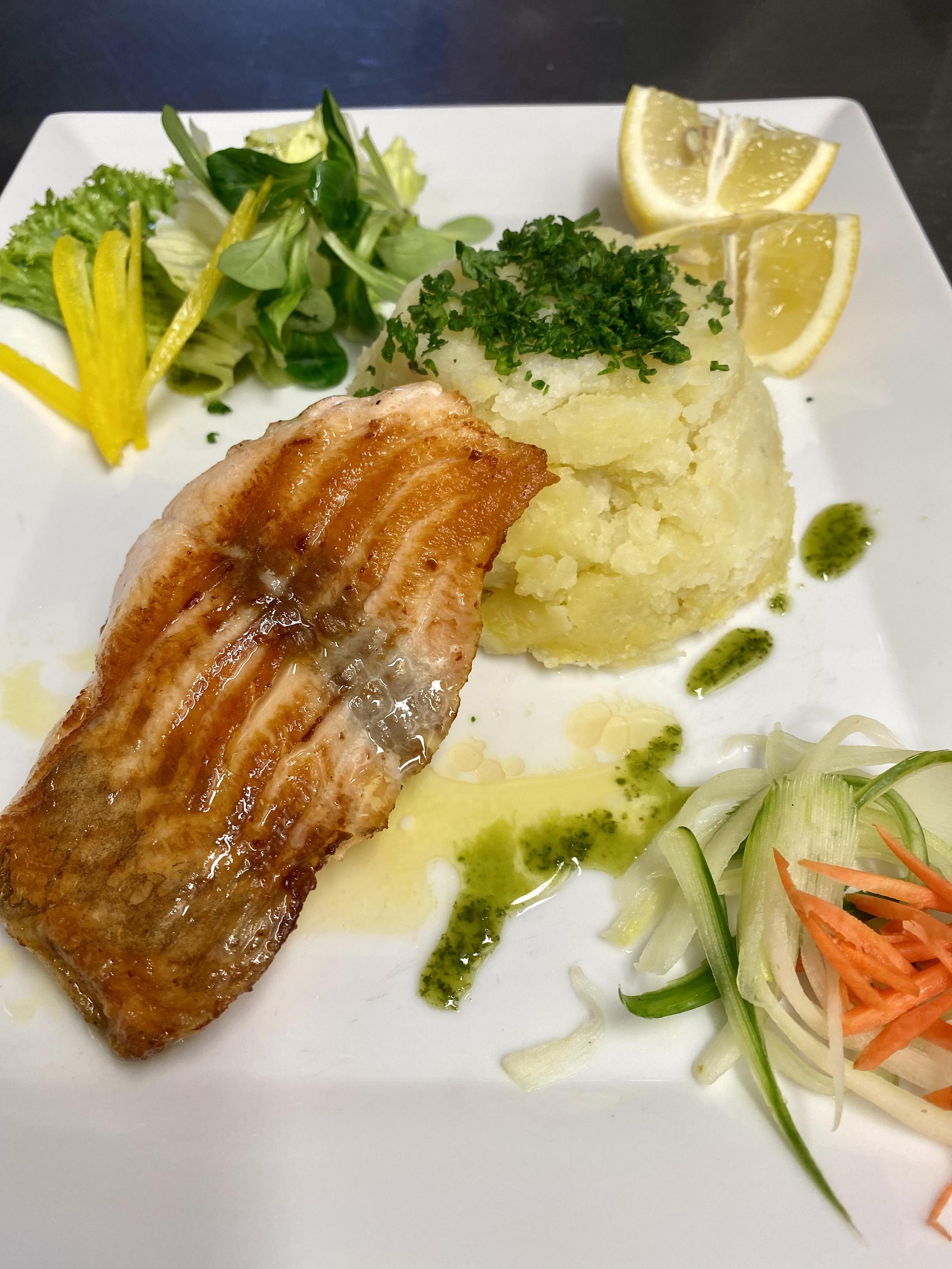 Restaurace N.10 Frymburk foto 4