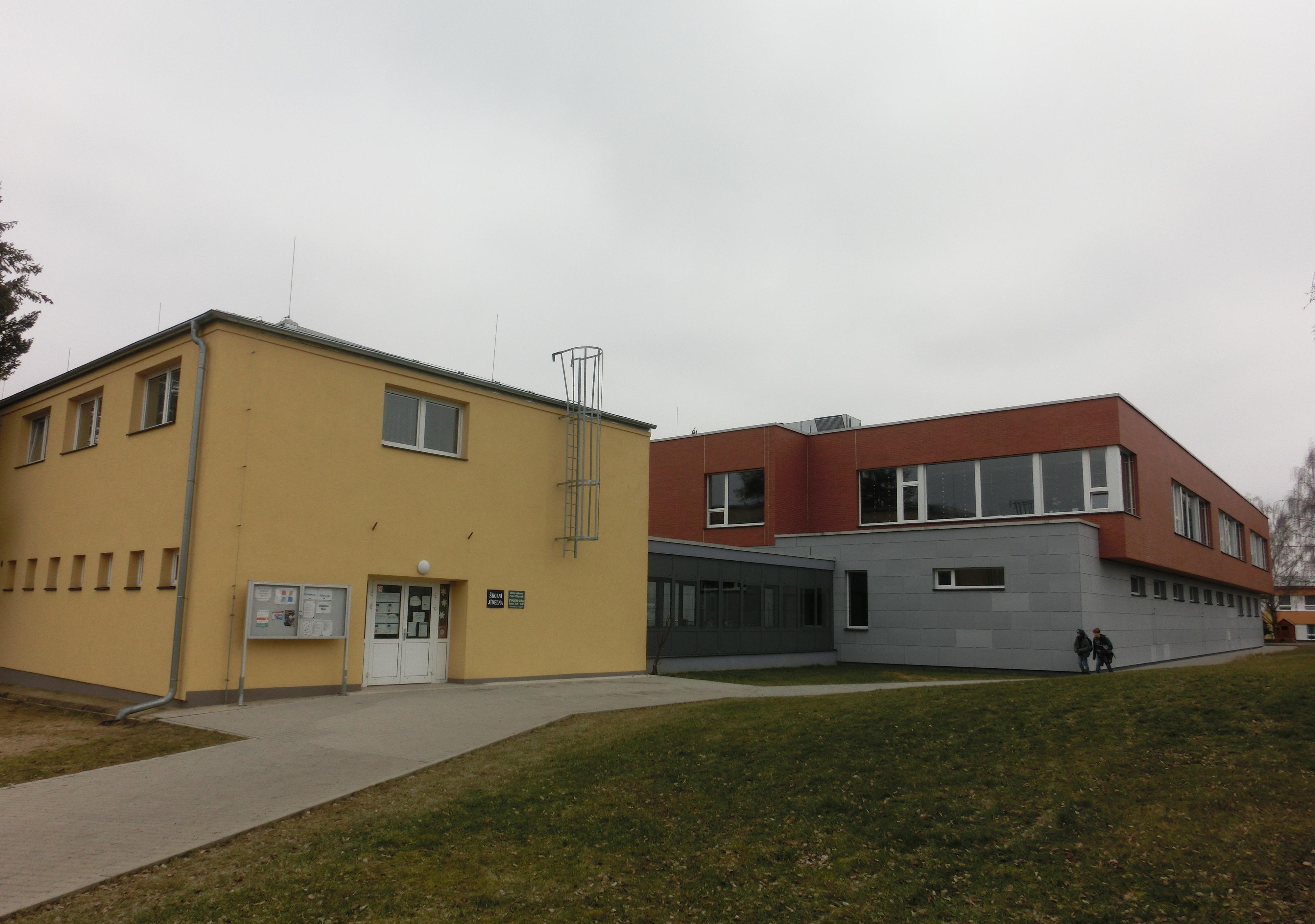 ZŠ Praha 5 - Řeporyje, Od Školy foto 3