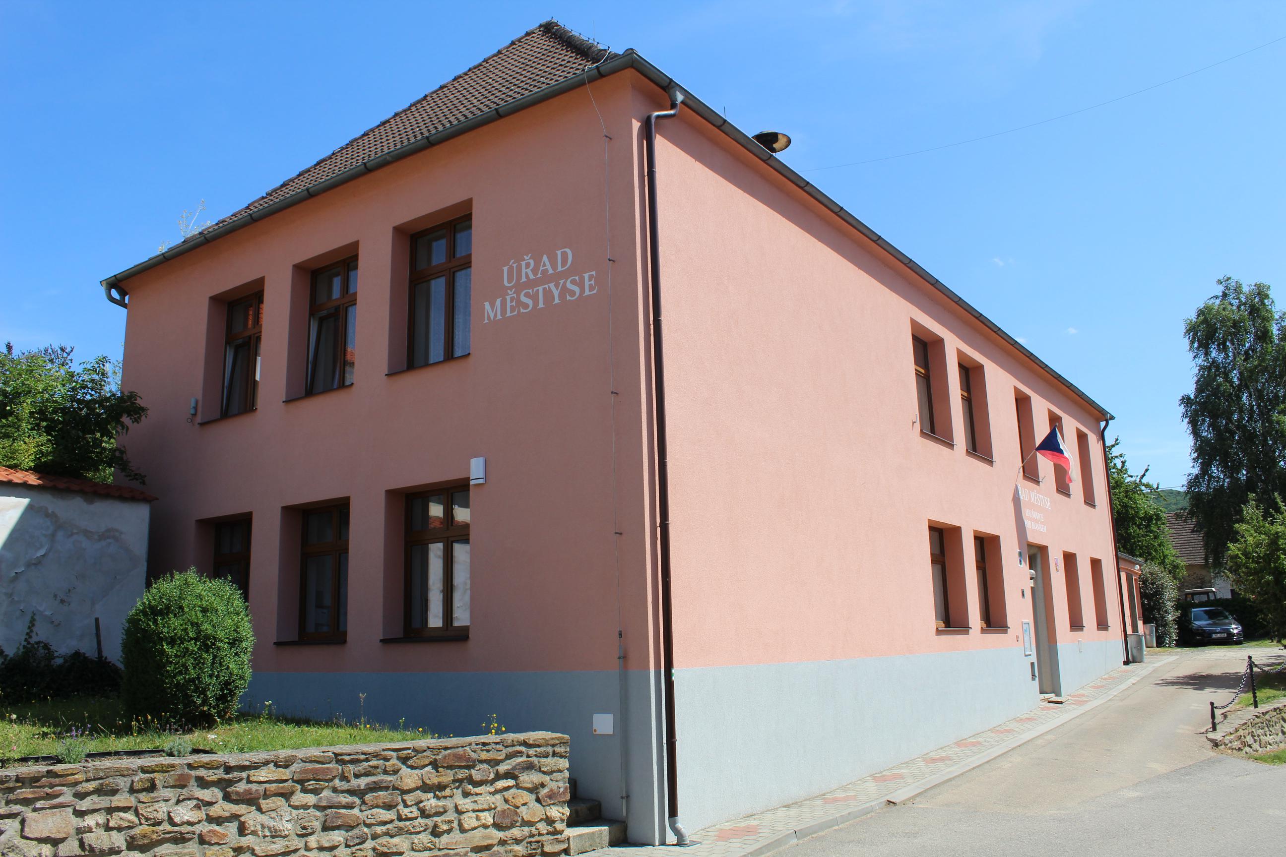 Louňovice pod Blaníkem - úřad městyse foto 6