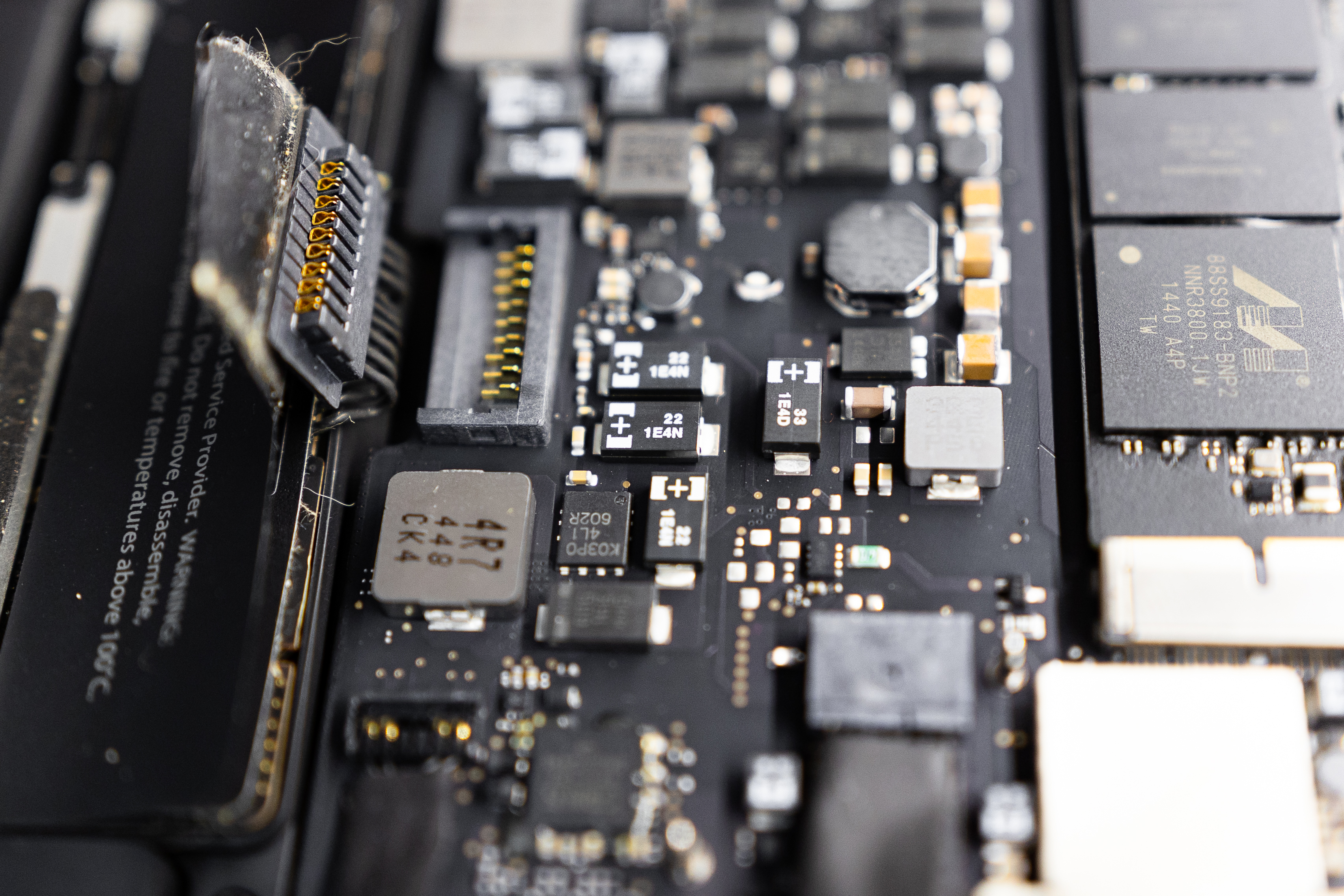 Oprava základní desky pro MacBook