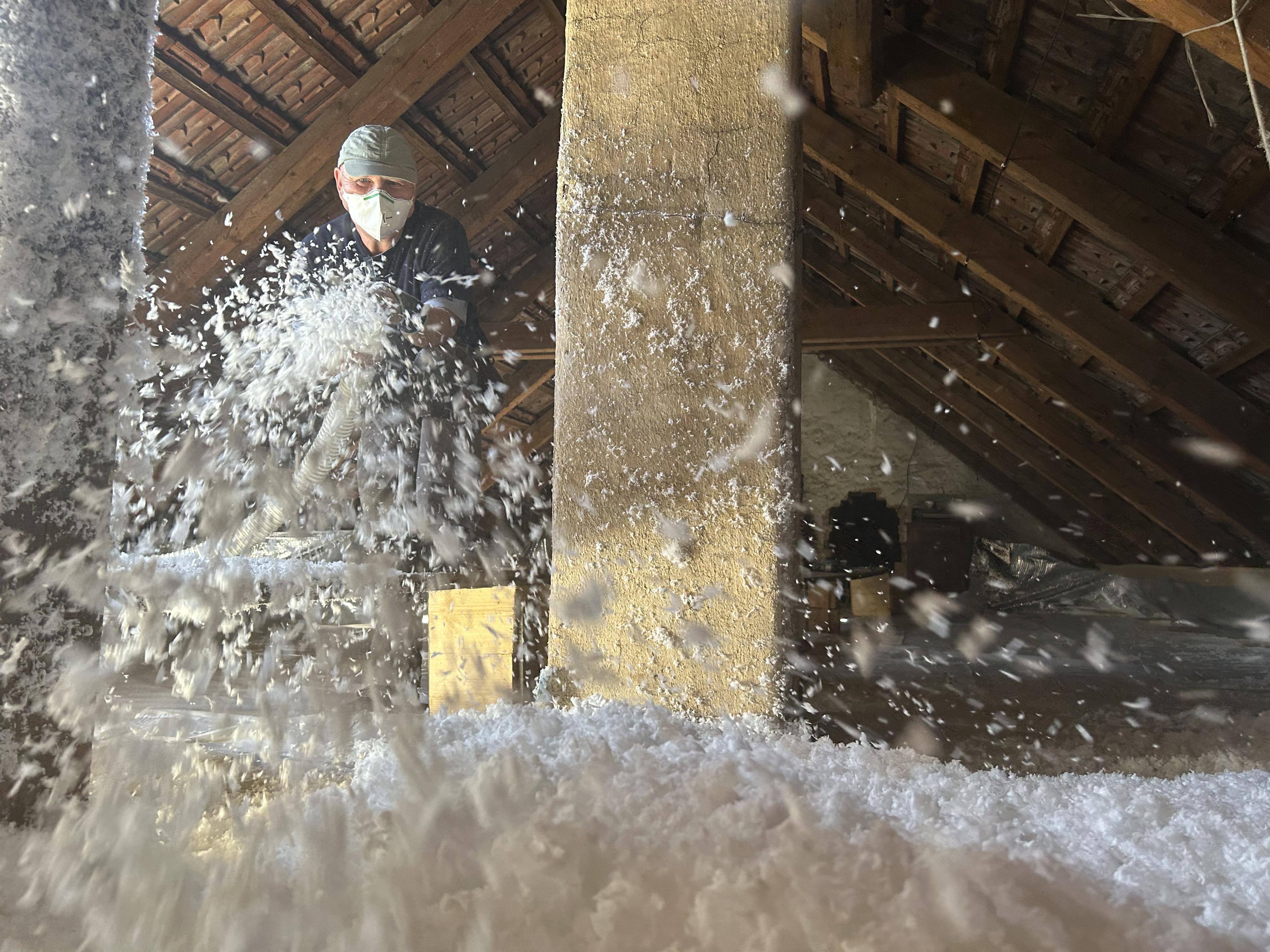 Nafoukaná s.r.o. - foukaná izolace - zateplení půdy, stropů, stěn ad. foto 2