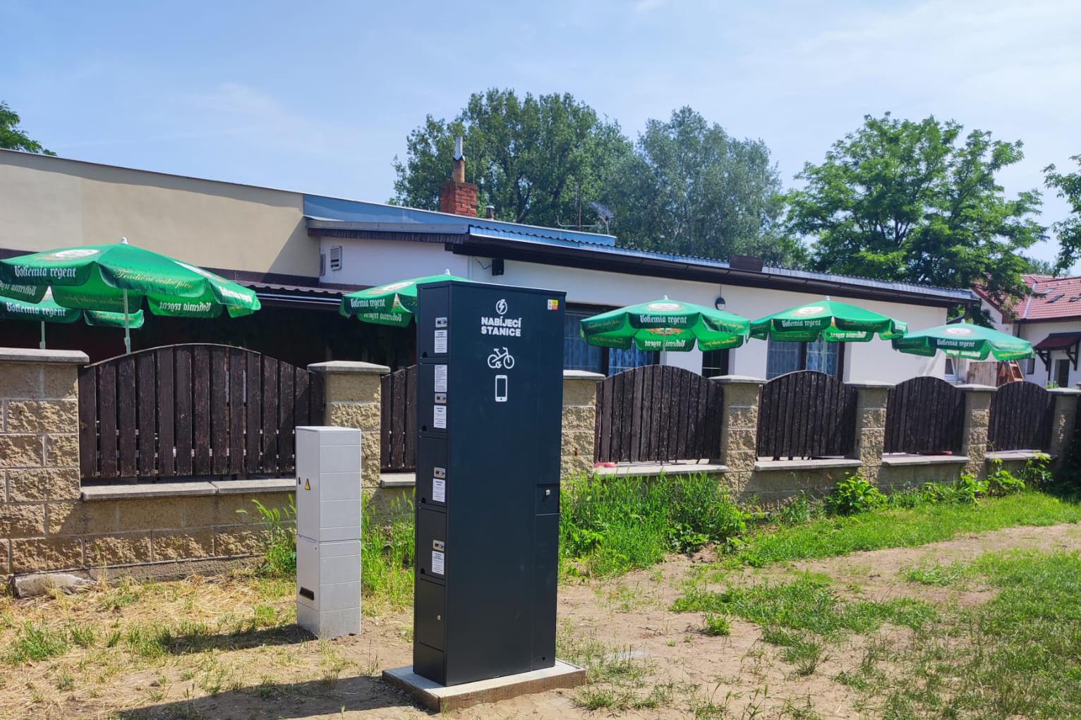 Nabíjecí stanice pro elektrokola a mobilní zařízení