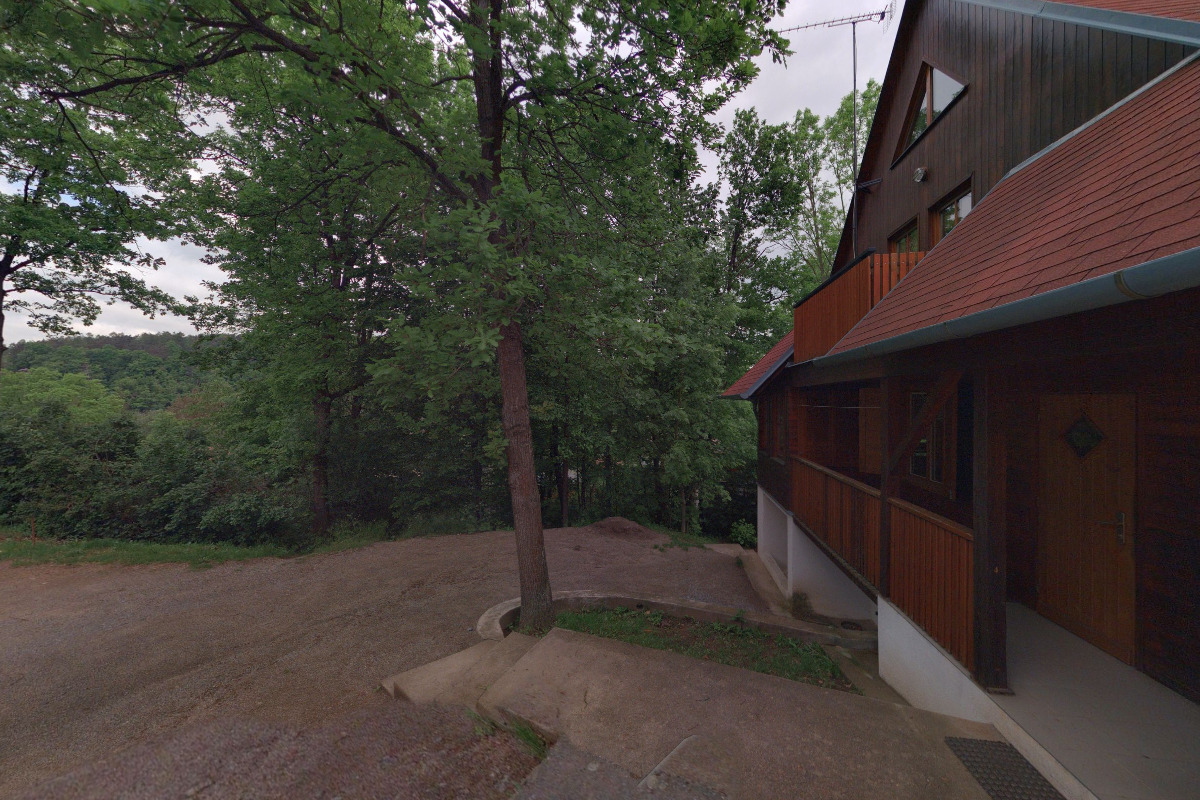 CHATA U TŘÍ SMRČKŮ