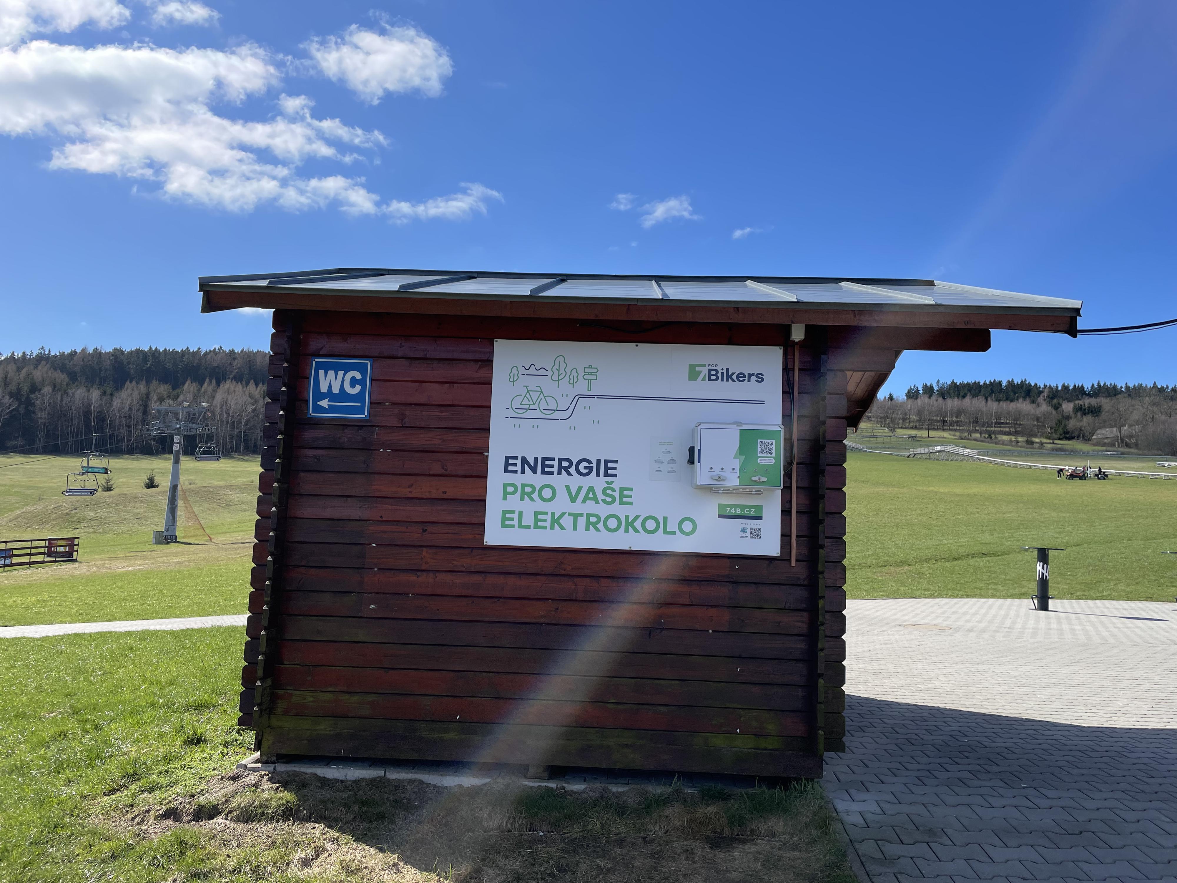 Nabíjecí stanice Areál Obří sud Javorník foto 2