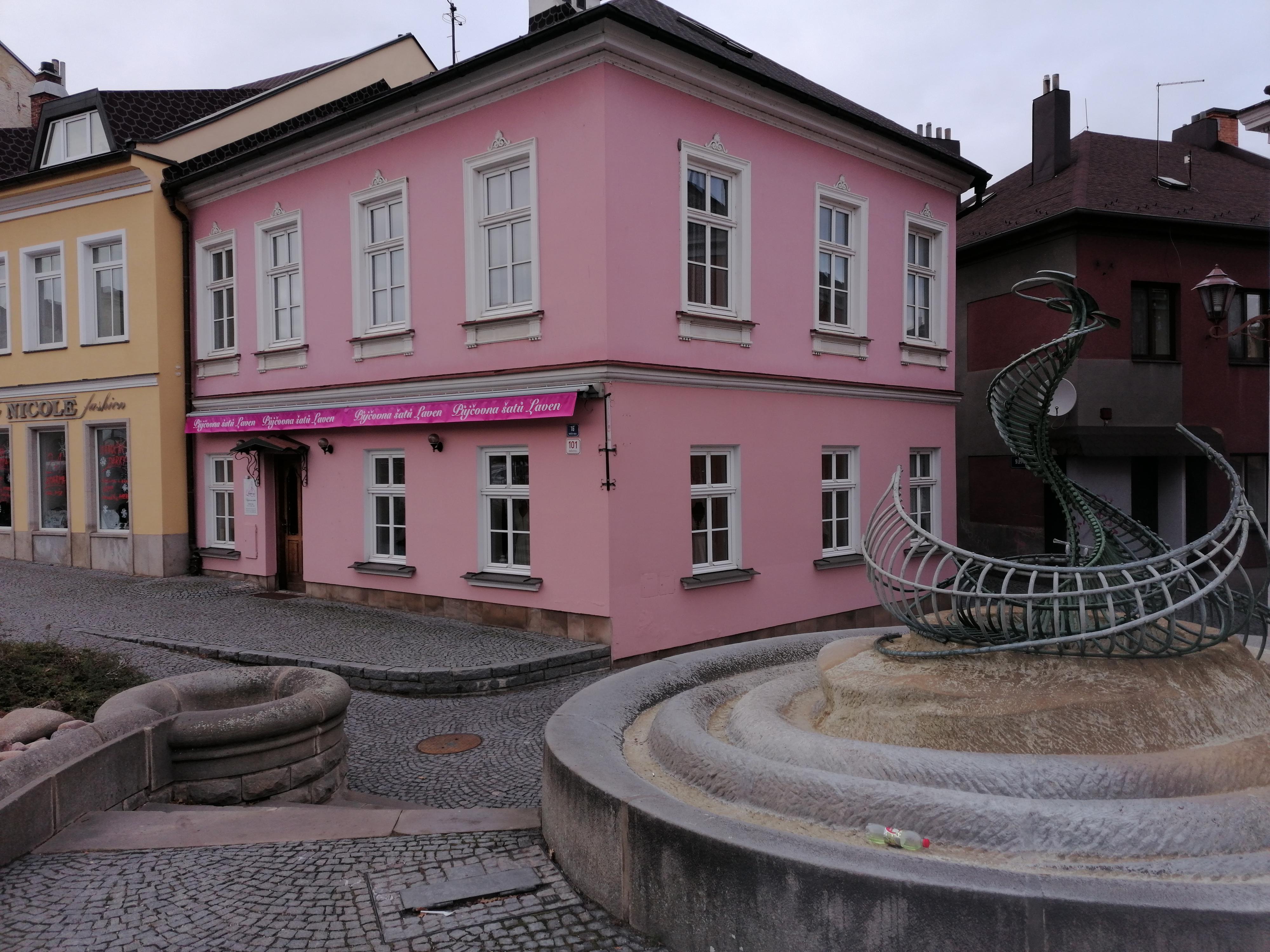 Laven půjčovna šatů foto 4