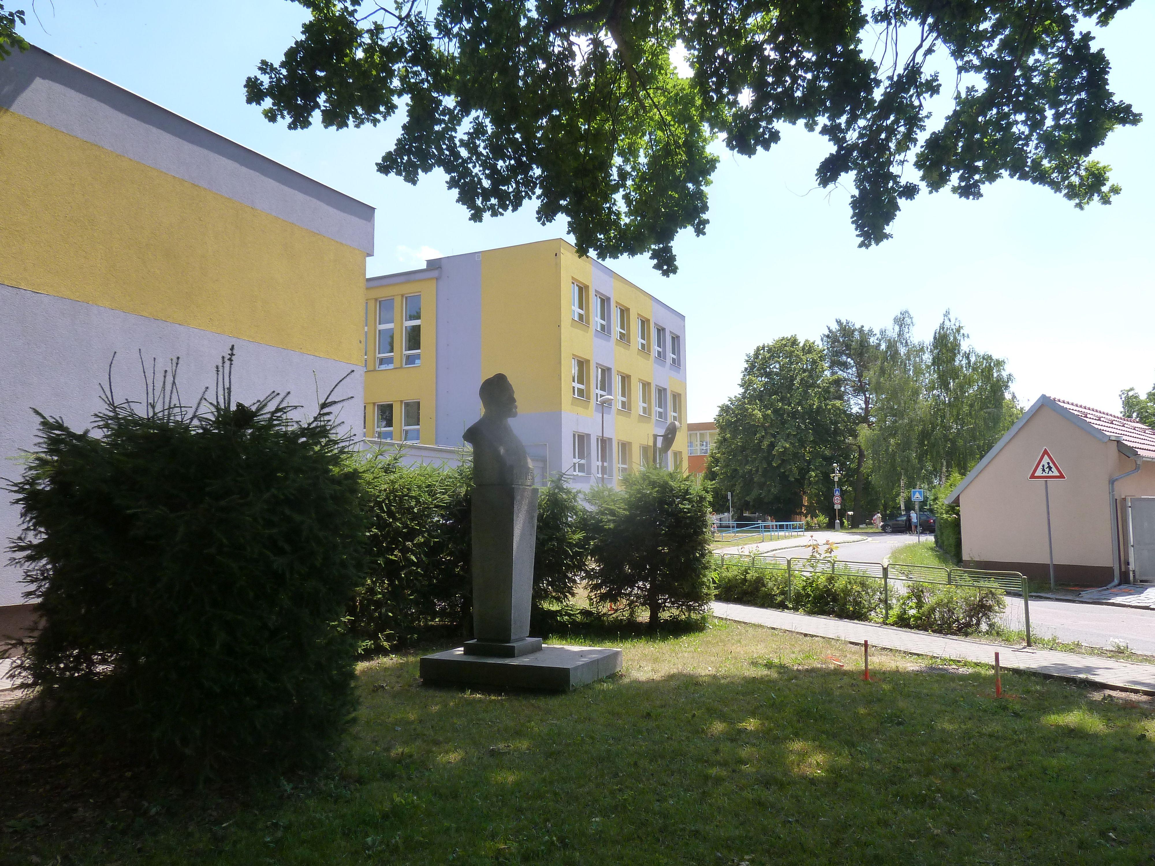 ZŠ Dašice, Sadova foto 2