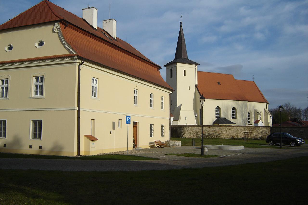 Kostel sv. Barbory v Komořanech