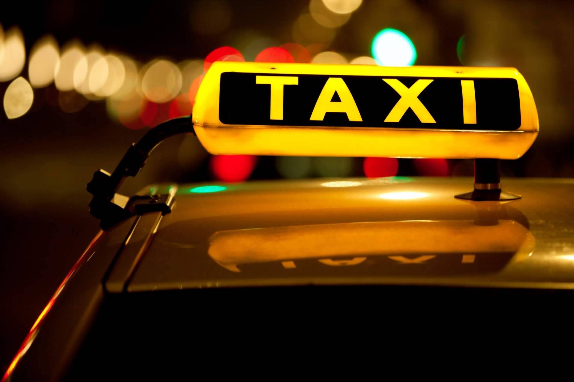 Doprava taxi službou do kanceláře zdarma