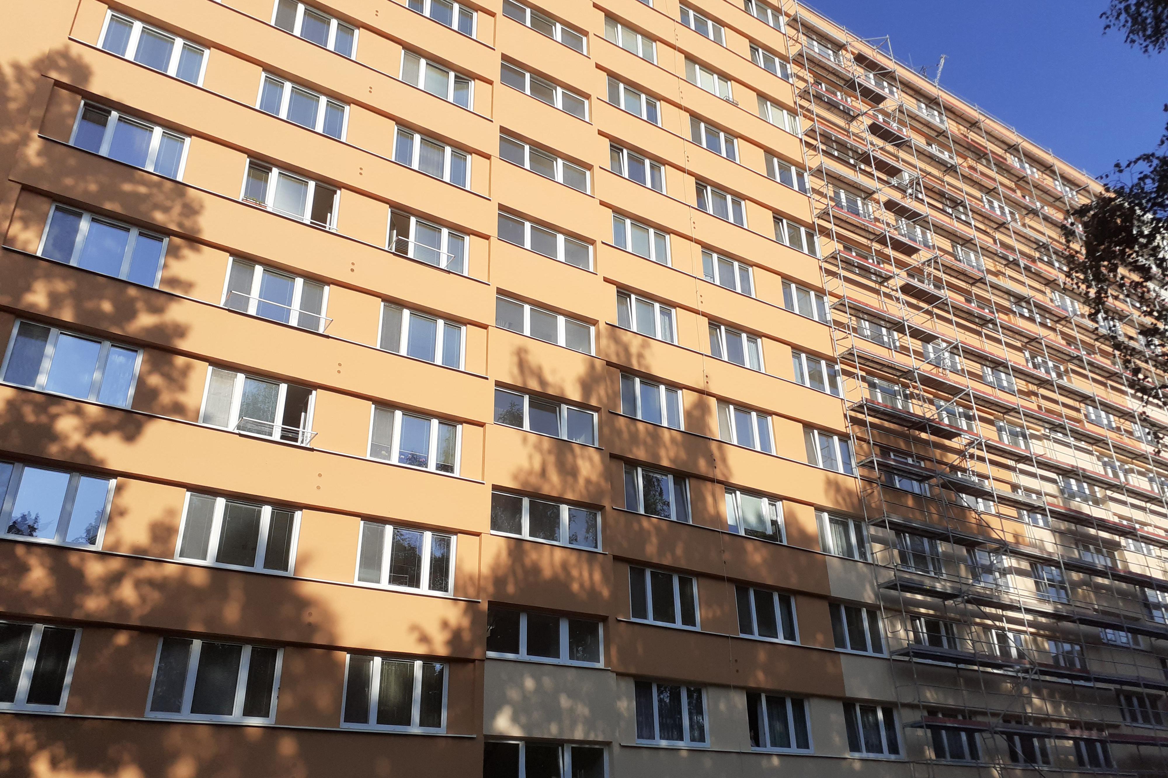 Renovace zateplené fasády 12.podlaž. domu z lešení