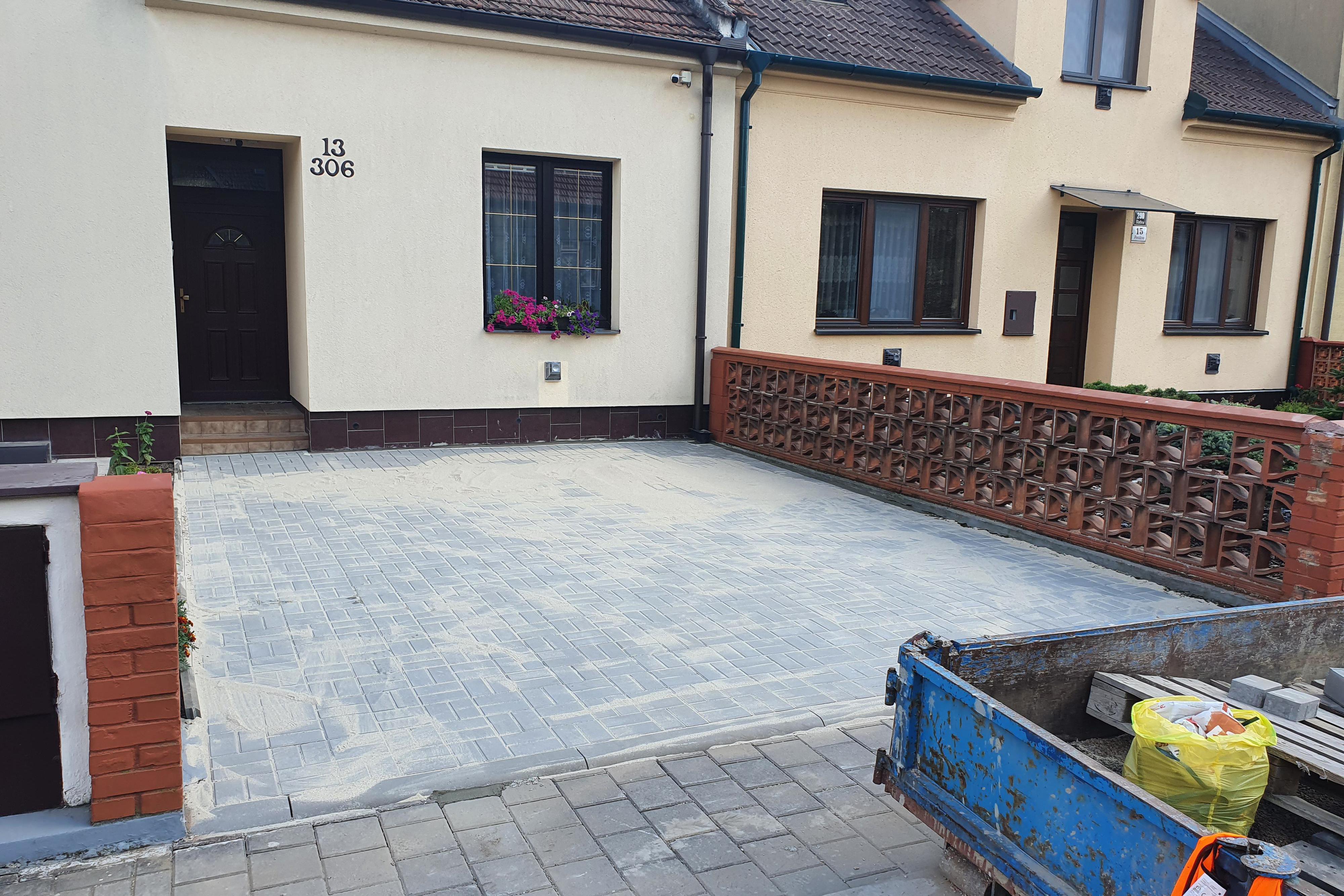 Pokládka zámkové dlažby