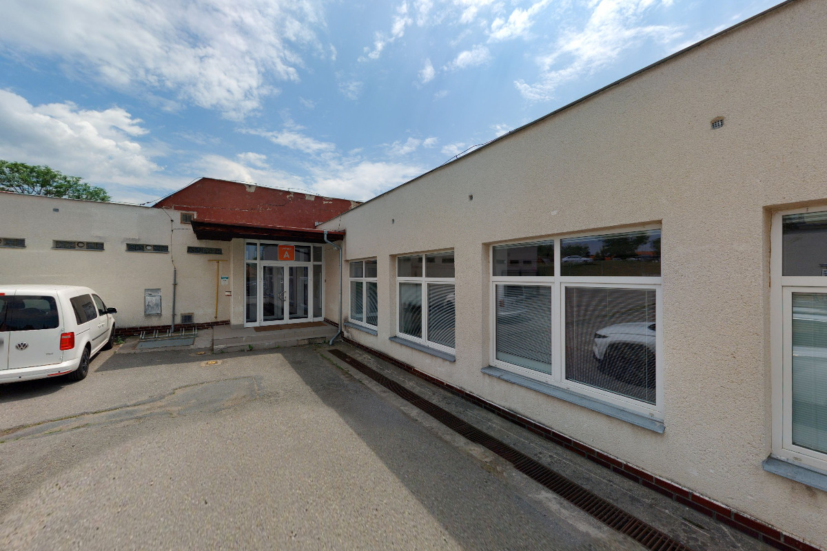 Kadeřnictví u dětského hřiště