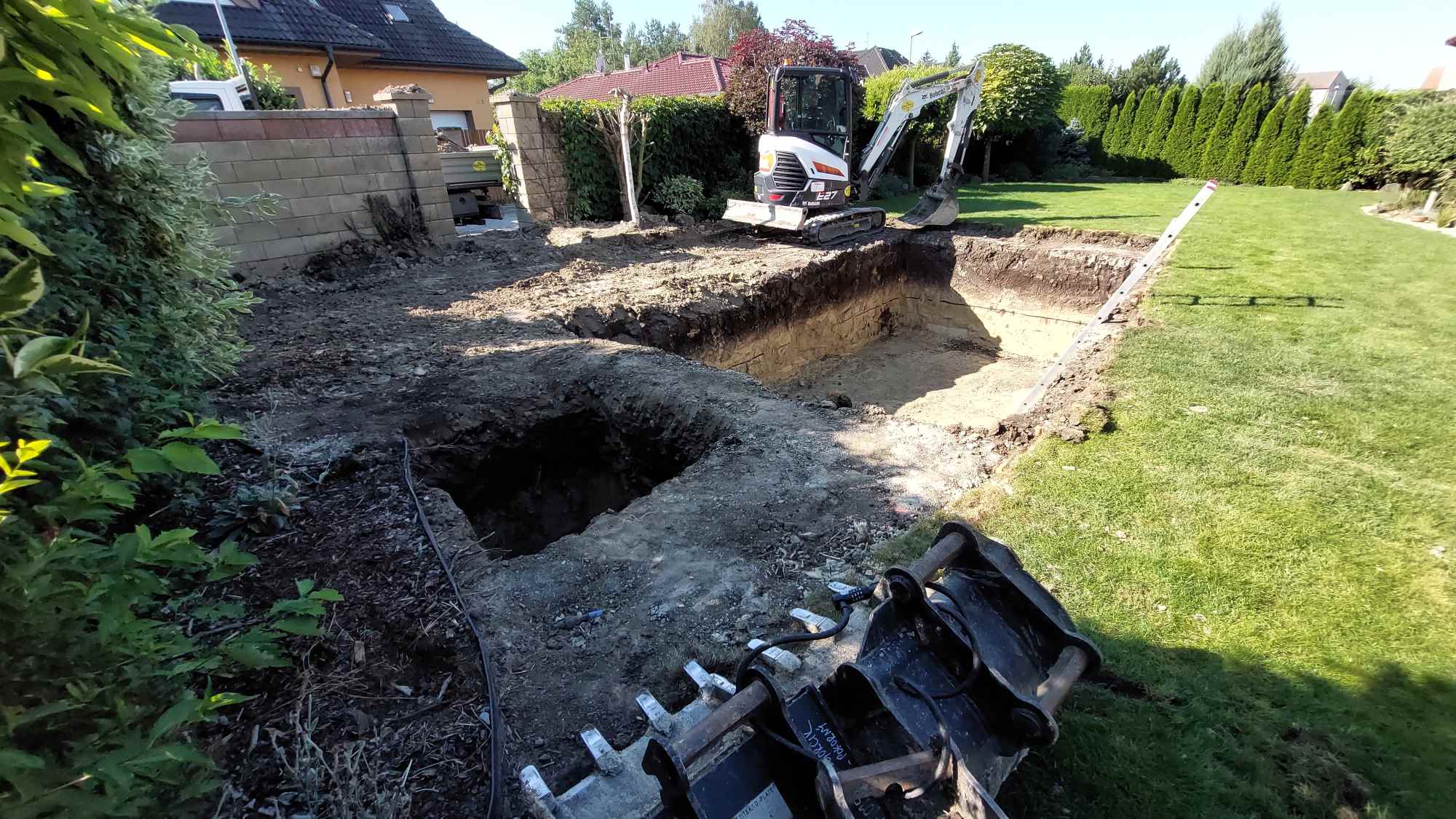 Vykopání bazénu s odvozem zeminy a dovozem betonu