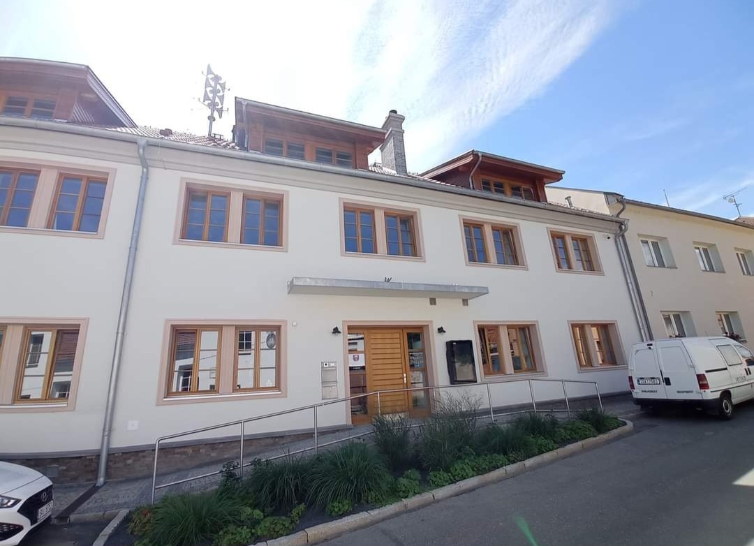 Nelahozeves - obecní úřad foto 2