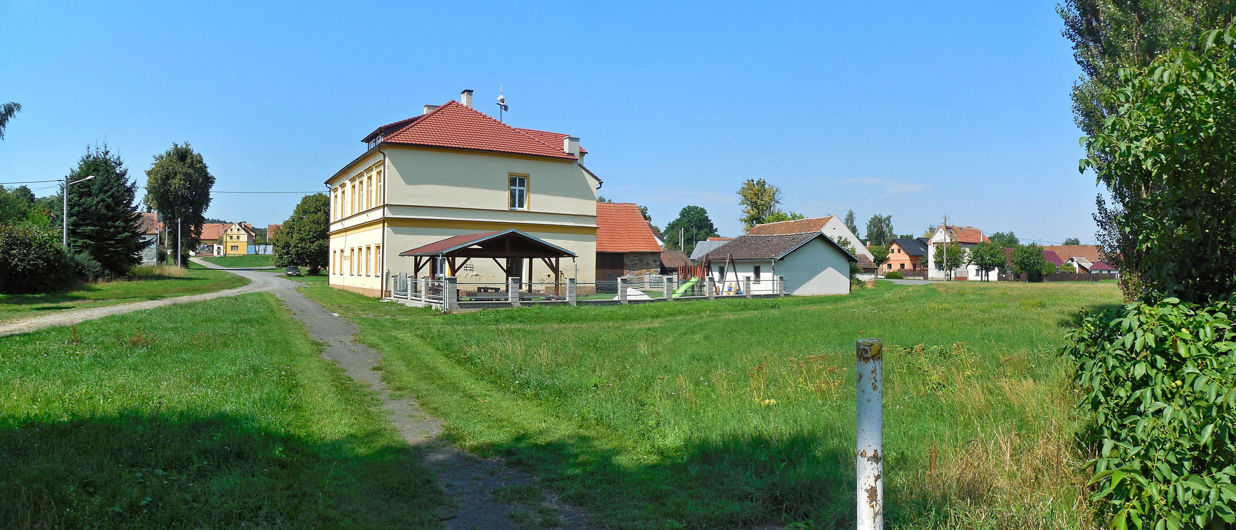 Líšina - obecní úřad foto 3