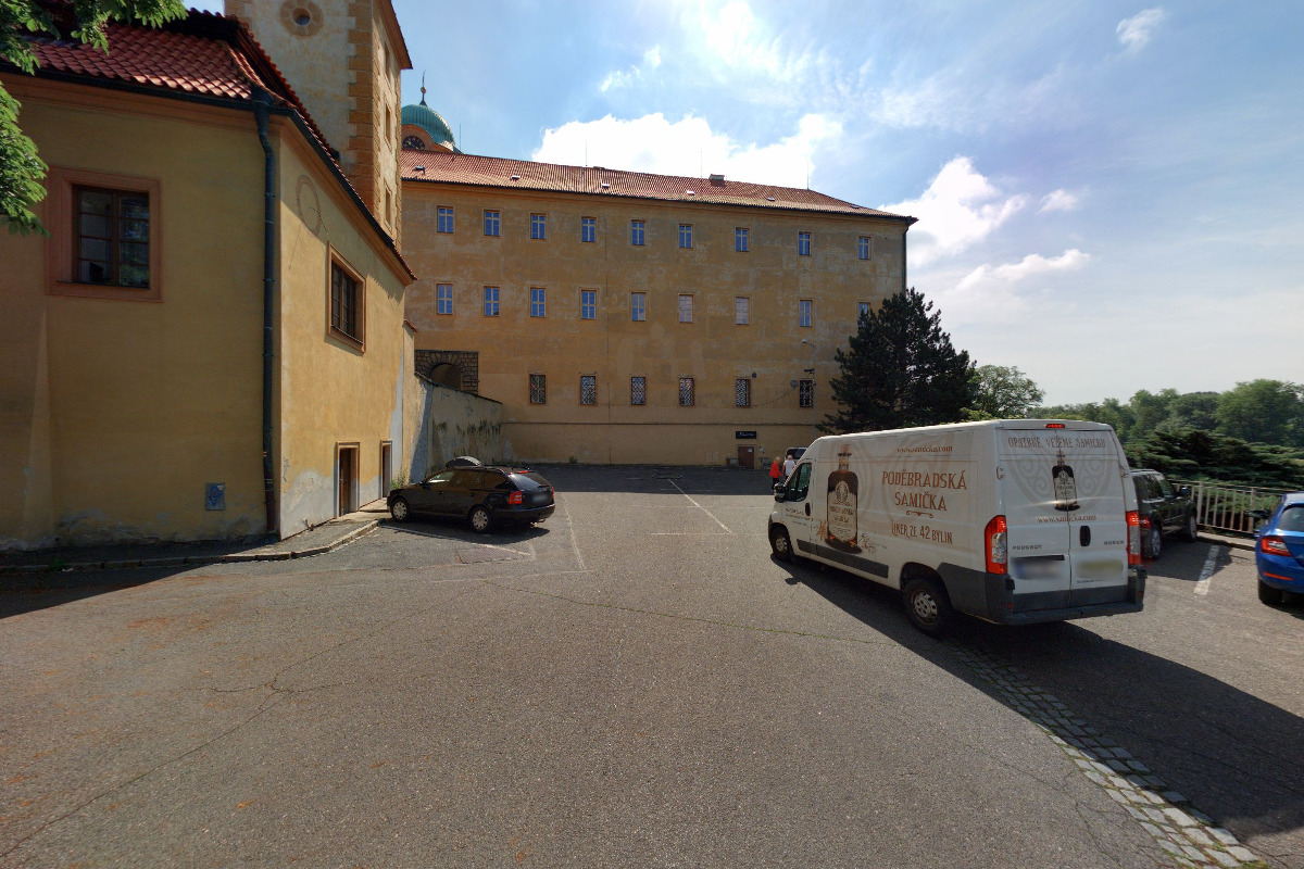 Parkoviště pod zámkem