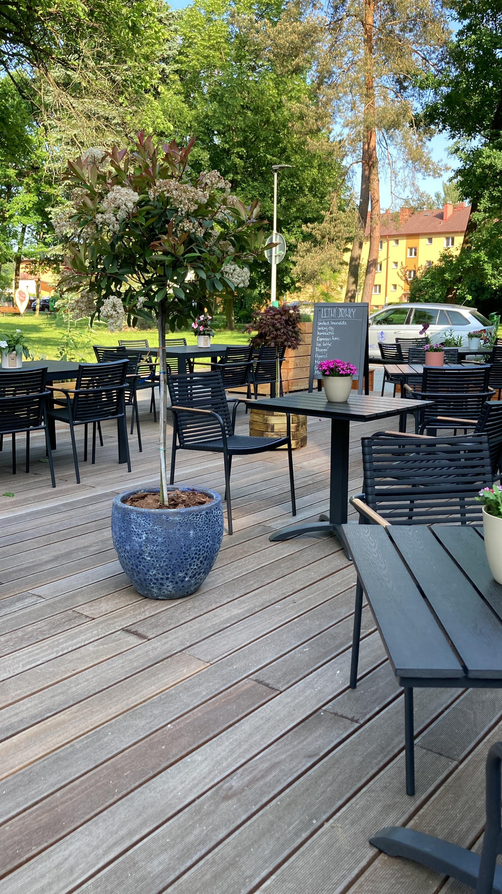 United kavárna v zahradě foto 3