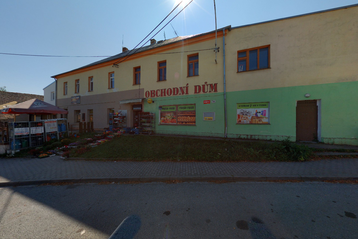 Potraviny na náměstí foto 2