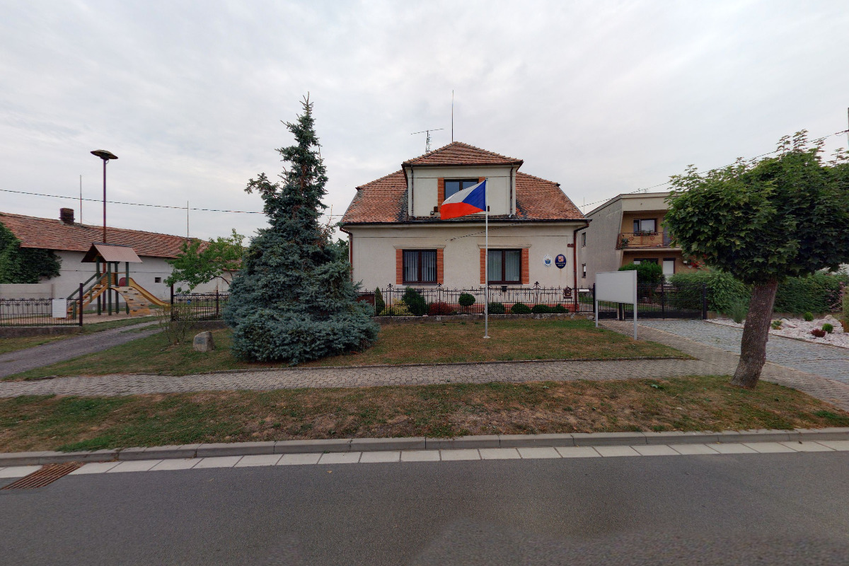 Křičeň - obecní úřad foto 2