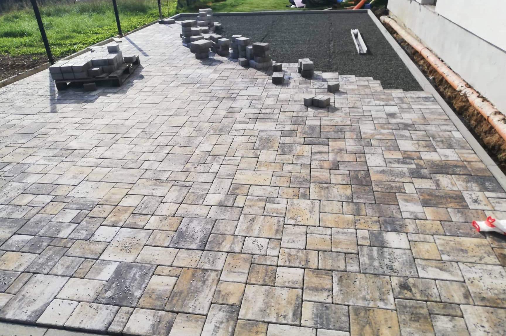 Pokládka zámkové dlažby Maxim Spravnic