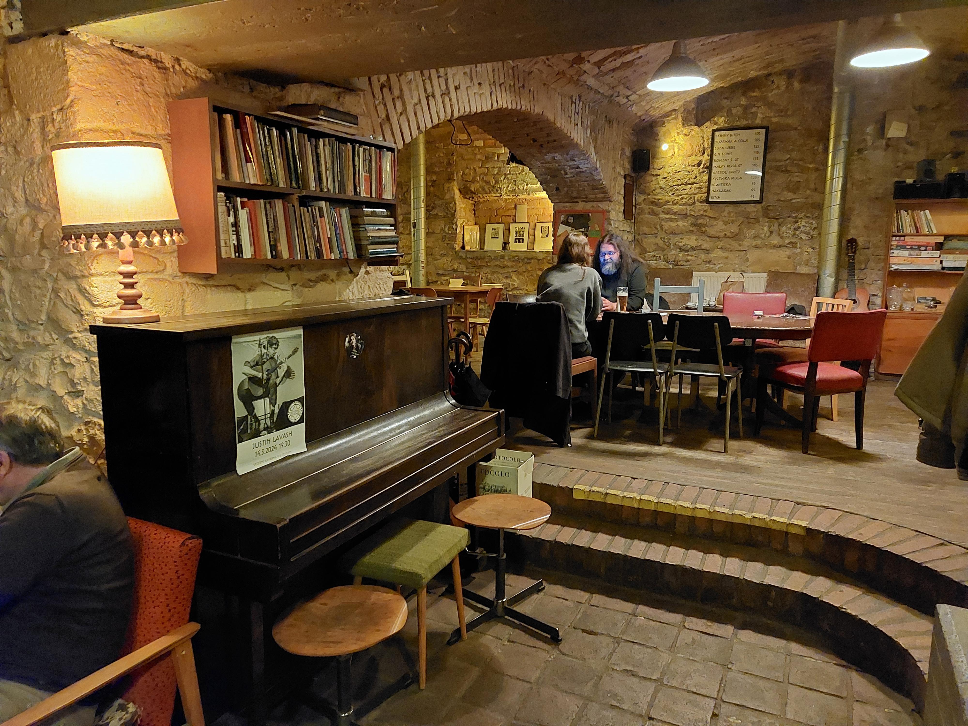 Večerní kavárna Souterrain