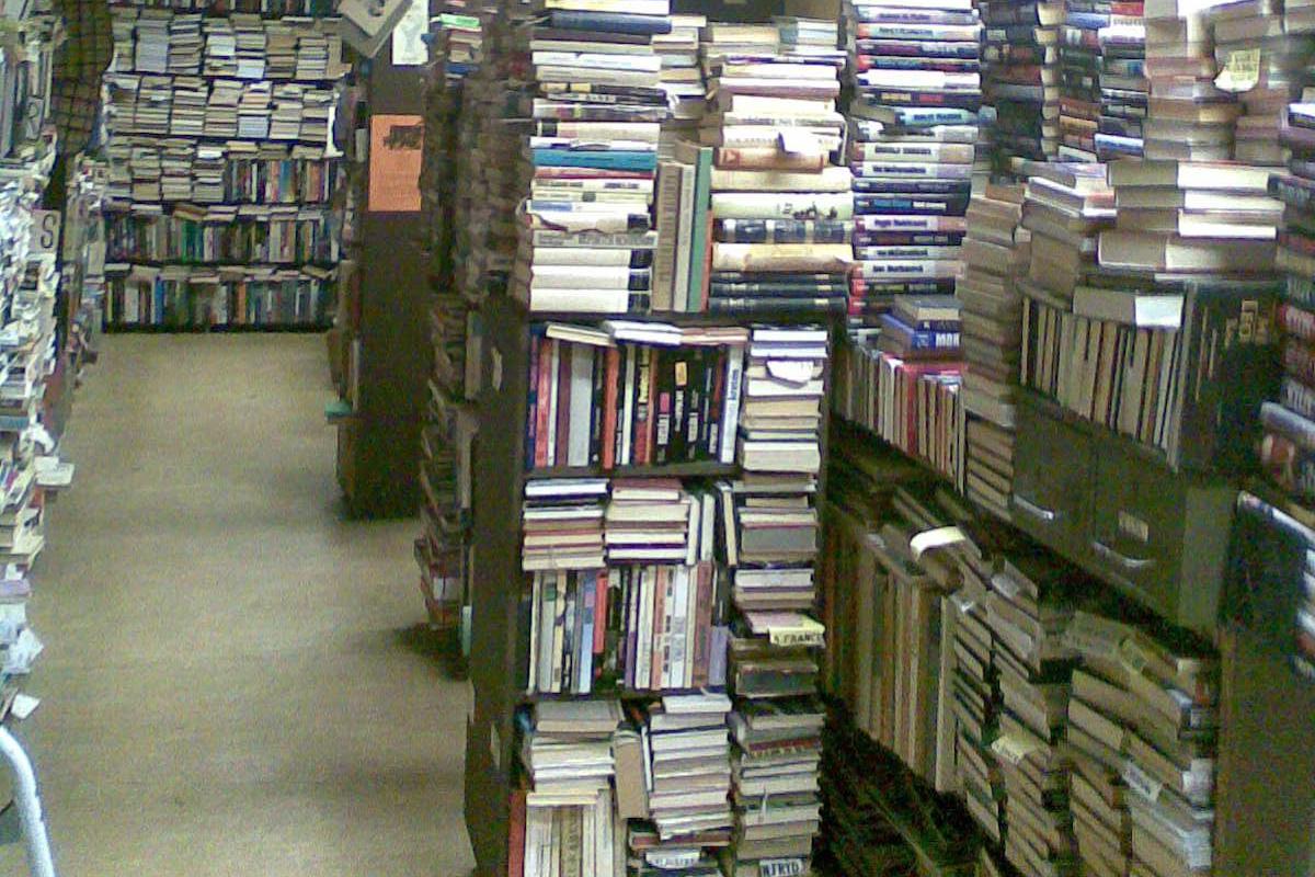 Antikvariát v suterénu foto 1