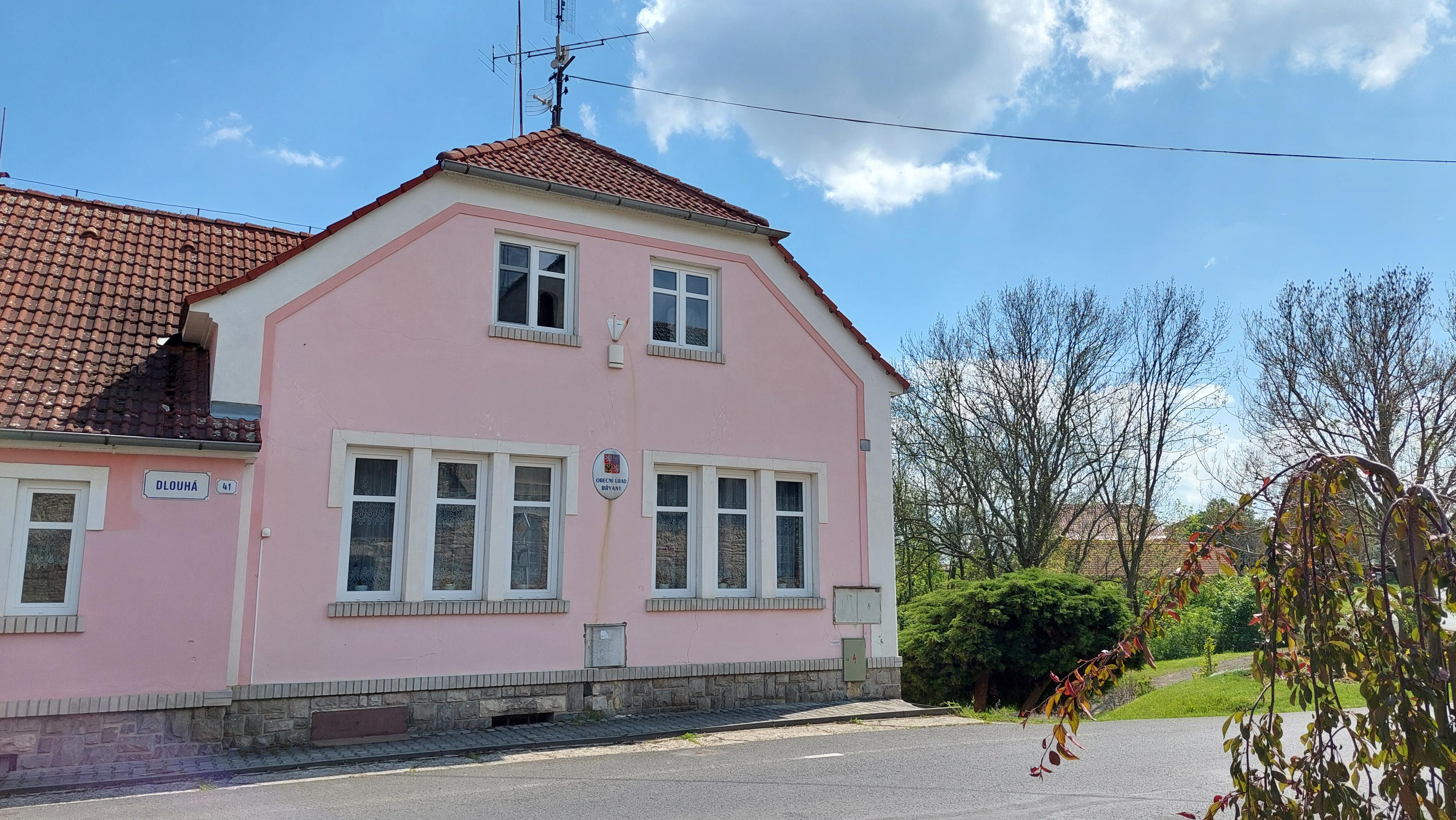 Břvany - obecní úřad foto 3
