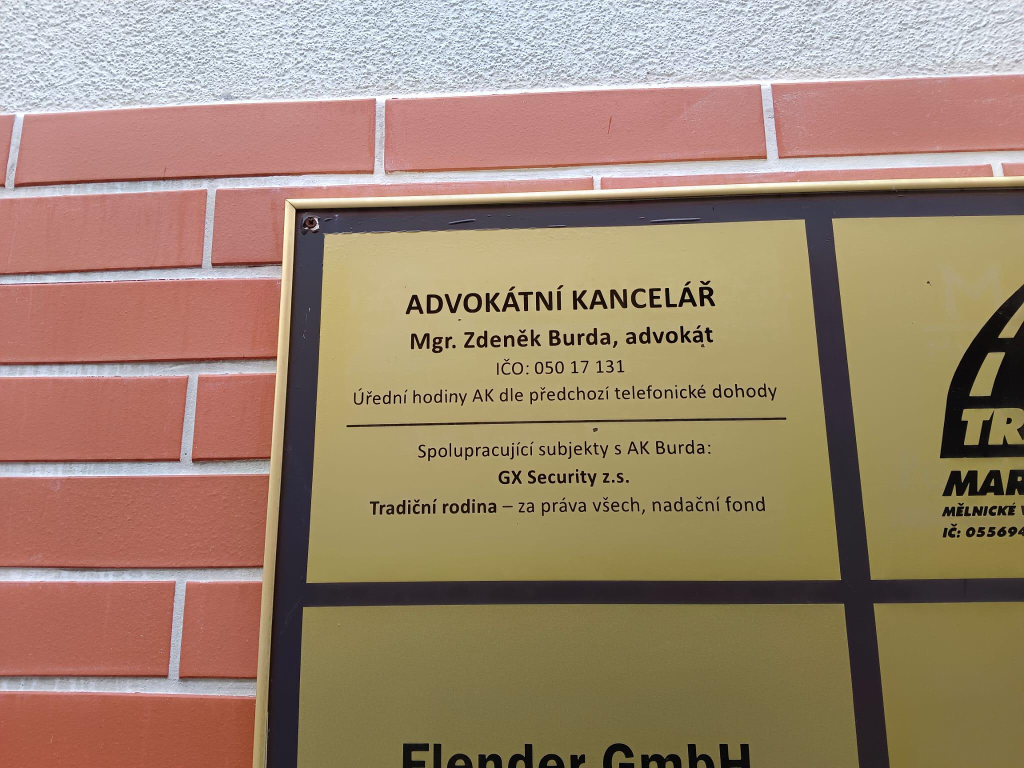 Advokát naproti obchodnímu domu foto 2