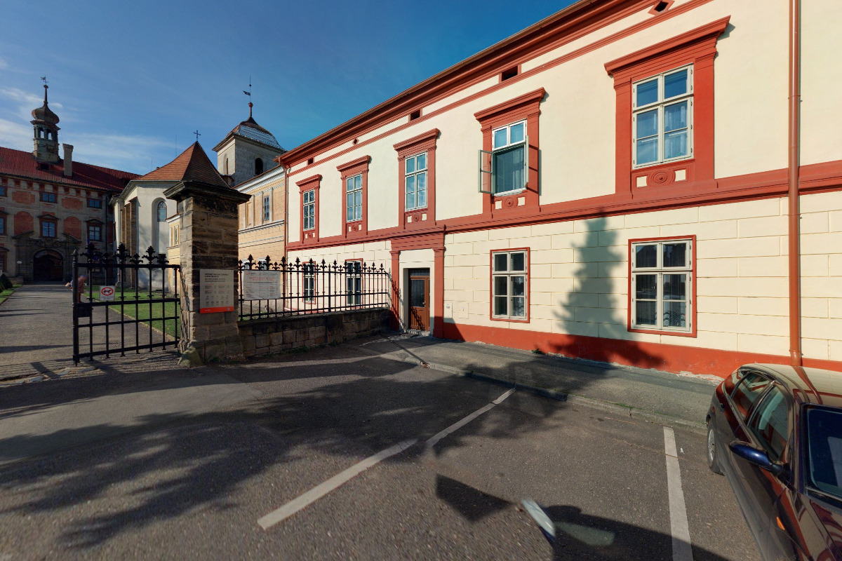 Taxi u zámeckého parku