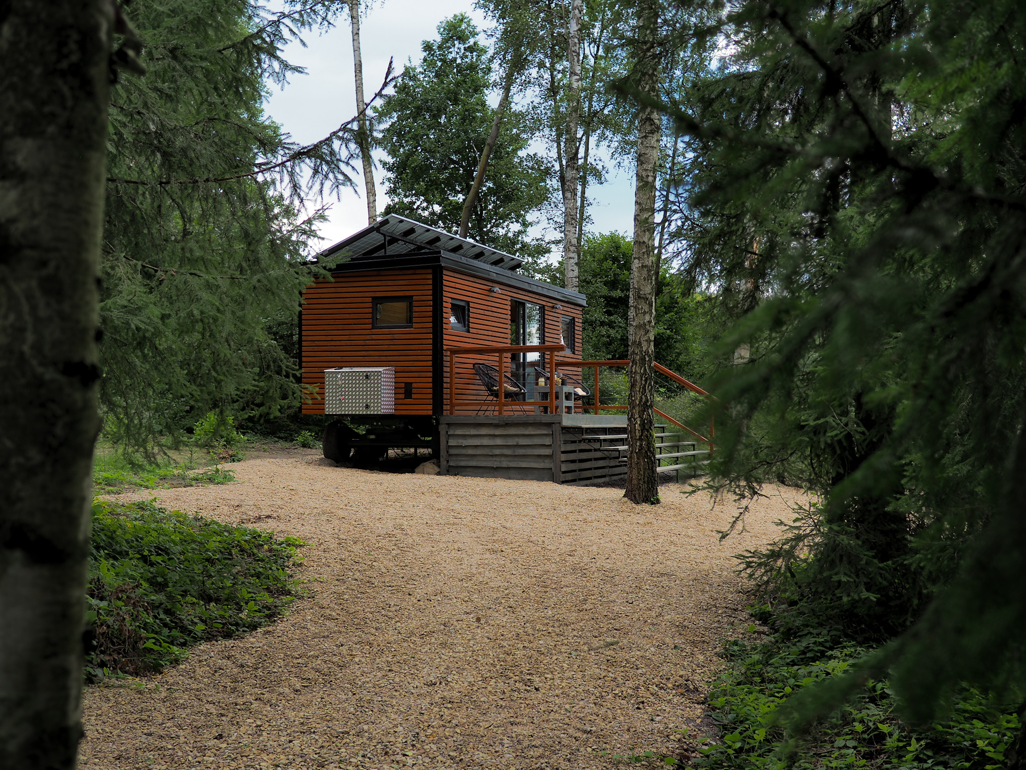 Včelí domek u lesa