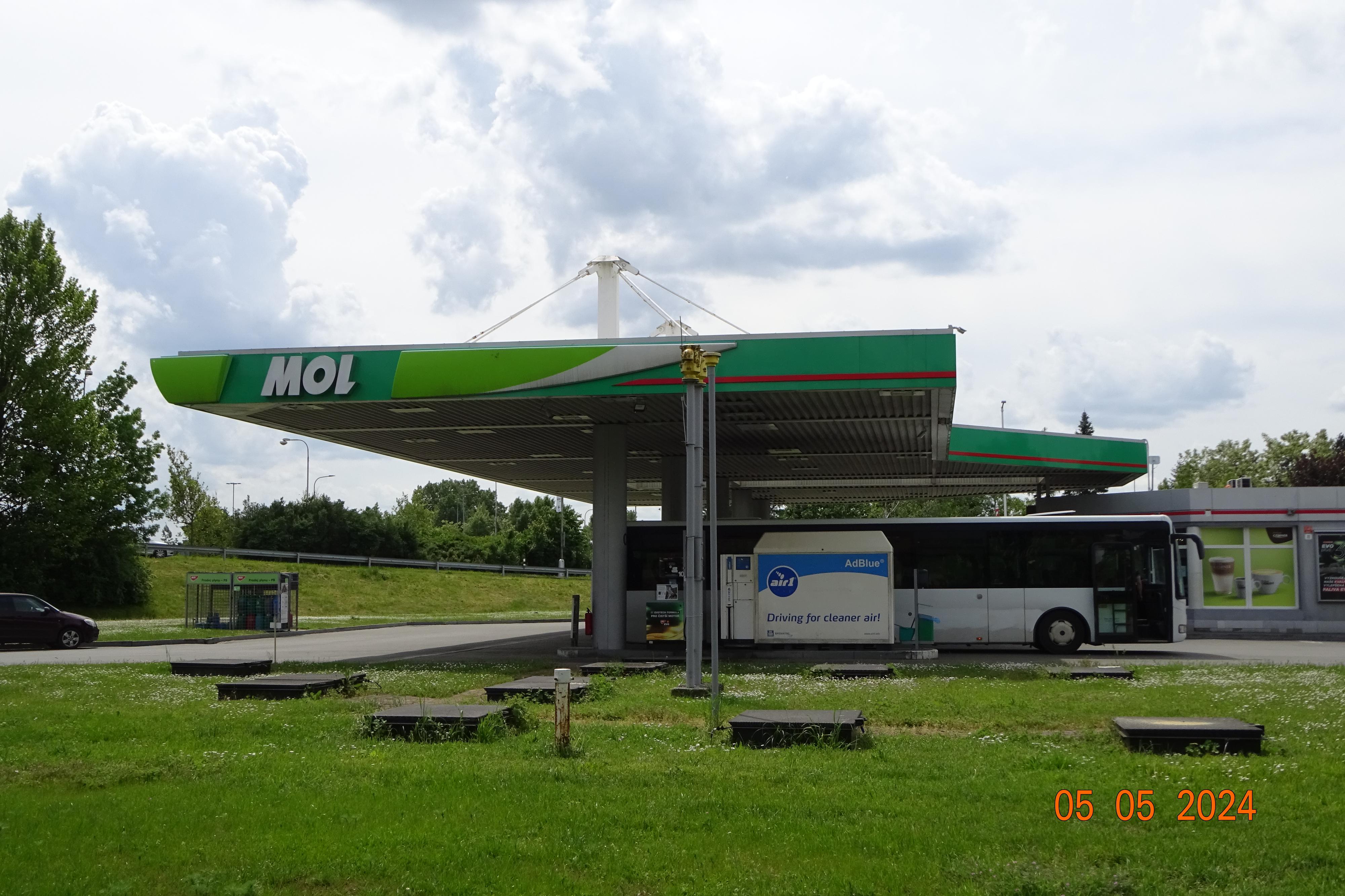 Občerstvení u čerpací stanice Holická