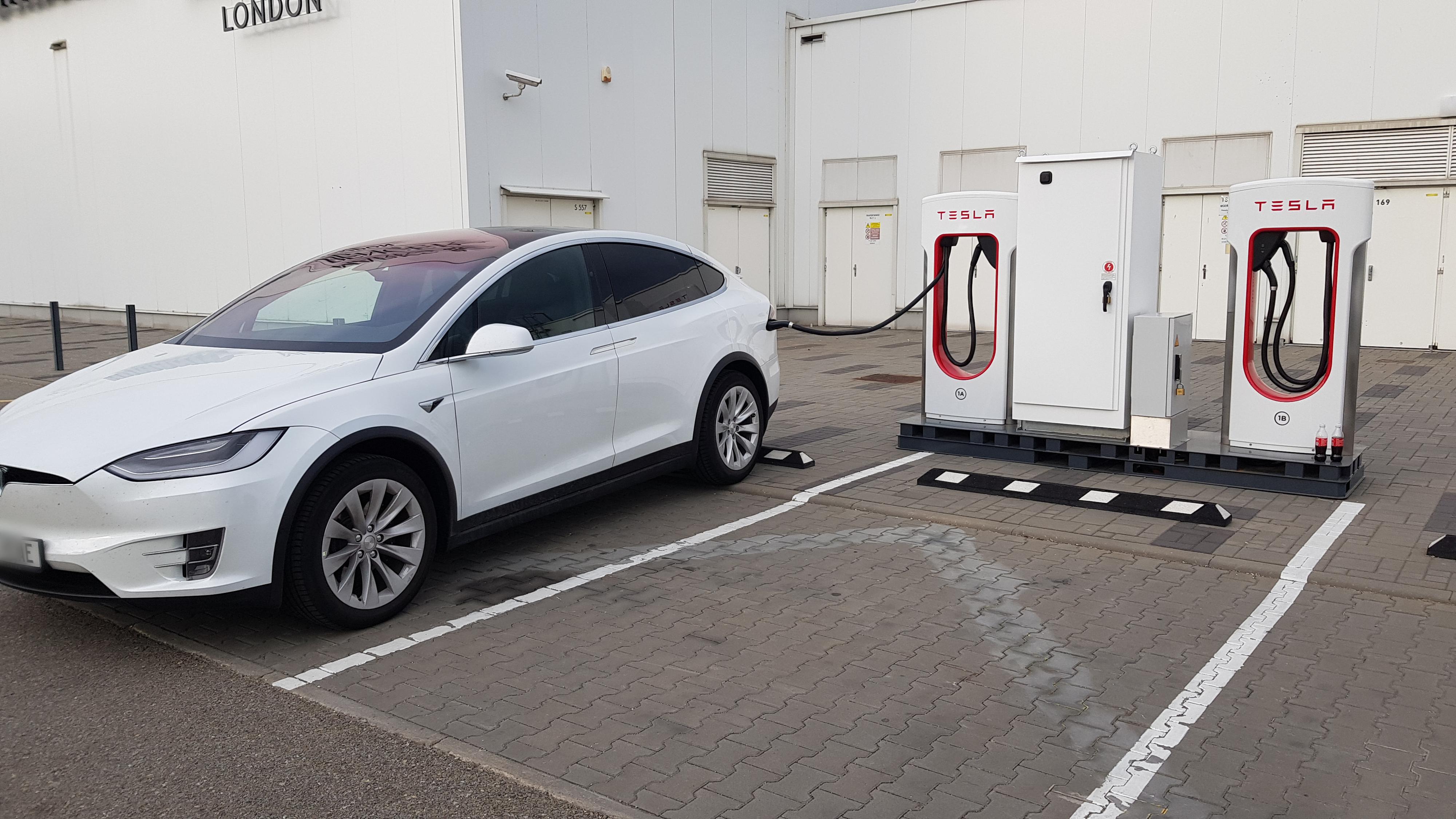 Nabíjecí stanice Tesla supercharger foto 2