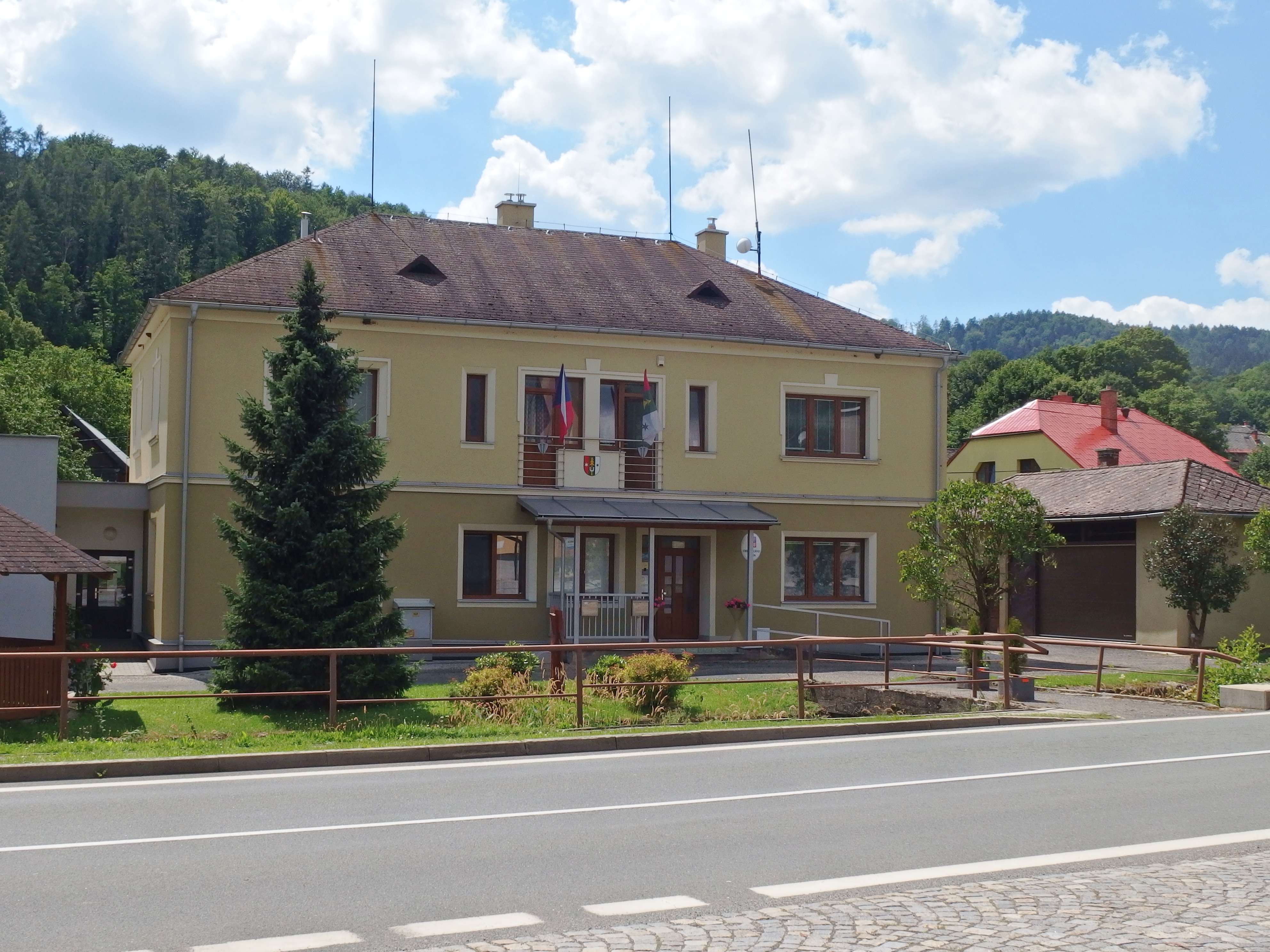 Bušín - obecní úřad foto 2