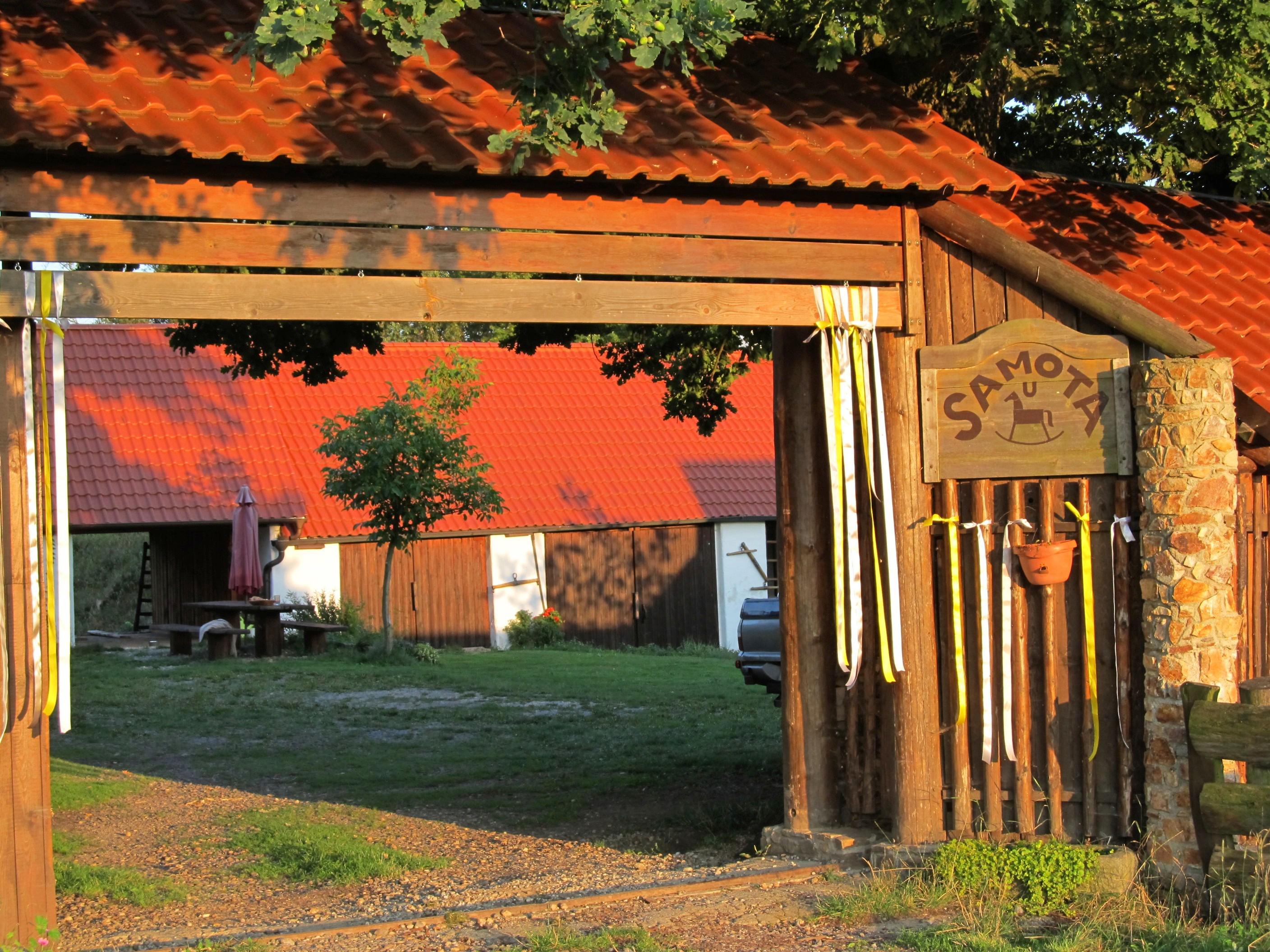 Samota u houpacího koně foto 2