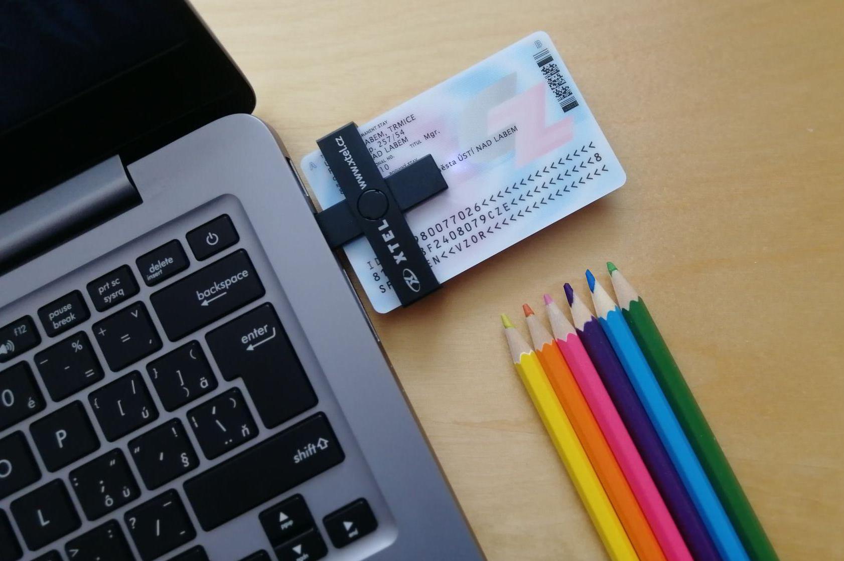 Čtečka pro eObčanku a ID karty, malá a skládatelná