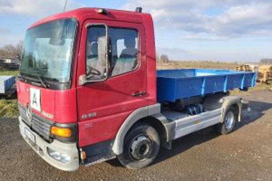 Nákladní doprava sypkých materiálů nebo strojů..