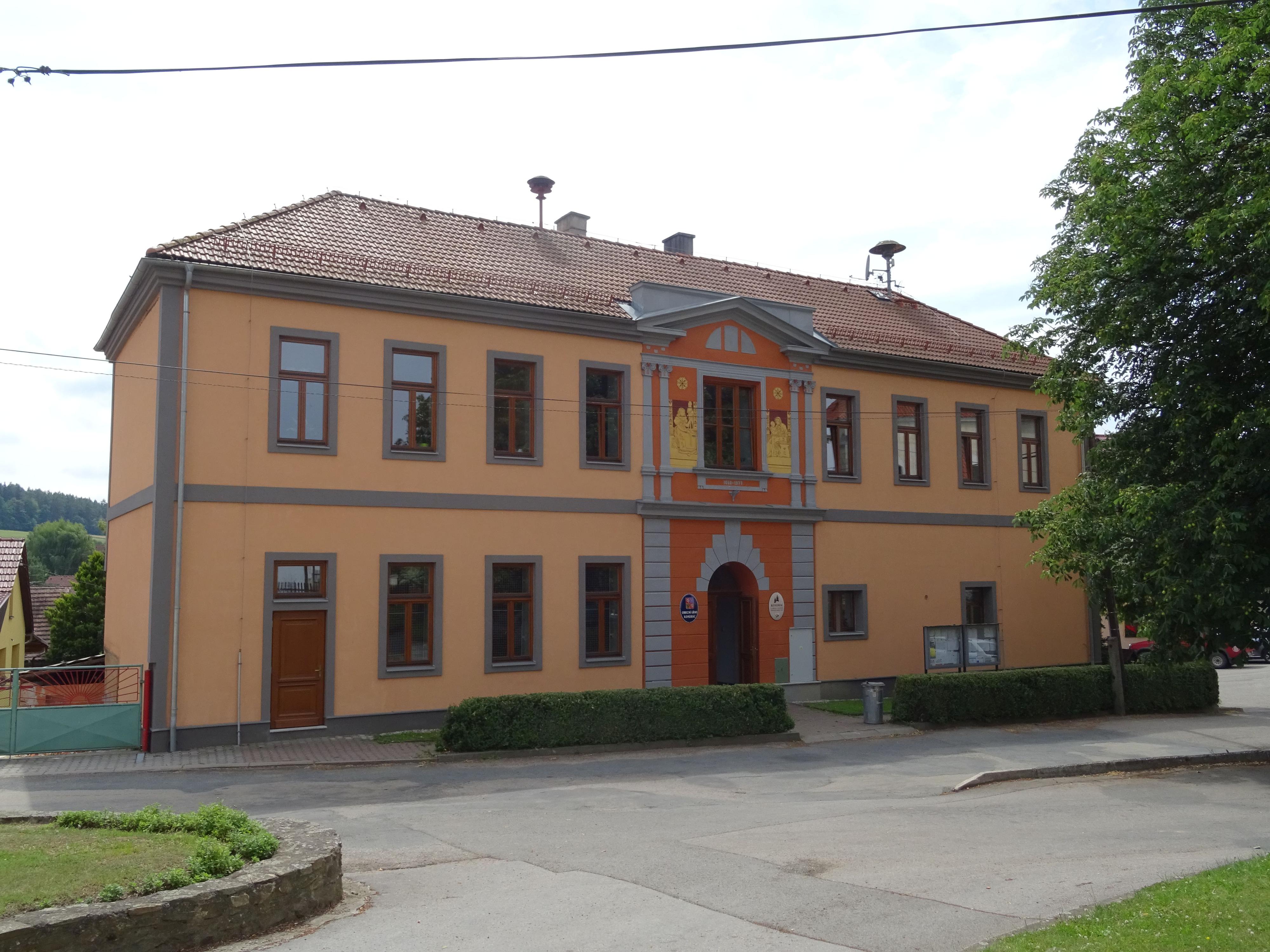 Kondrac - obecní úřad foto 2