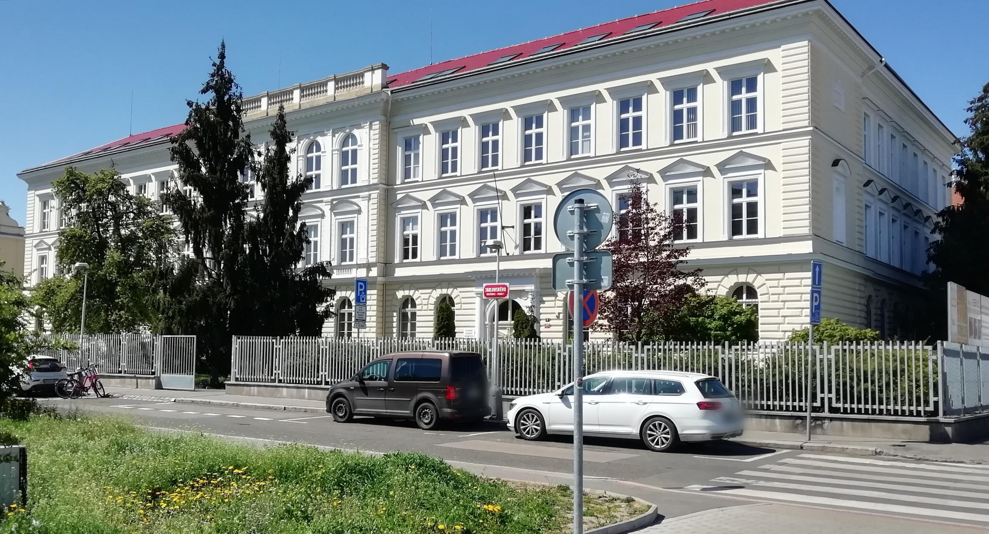 Vyšší odborná škola oděvního návrhářství a Střední průmyslová škola oděvní Praha foto 3