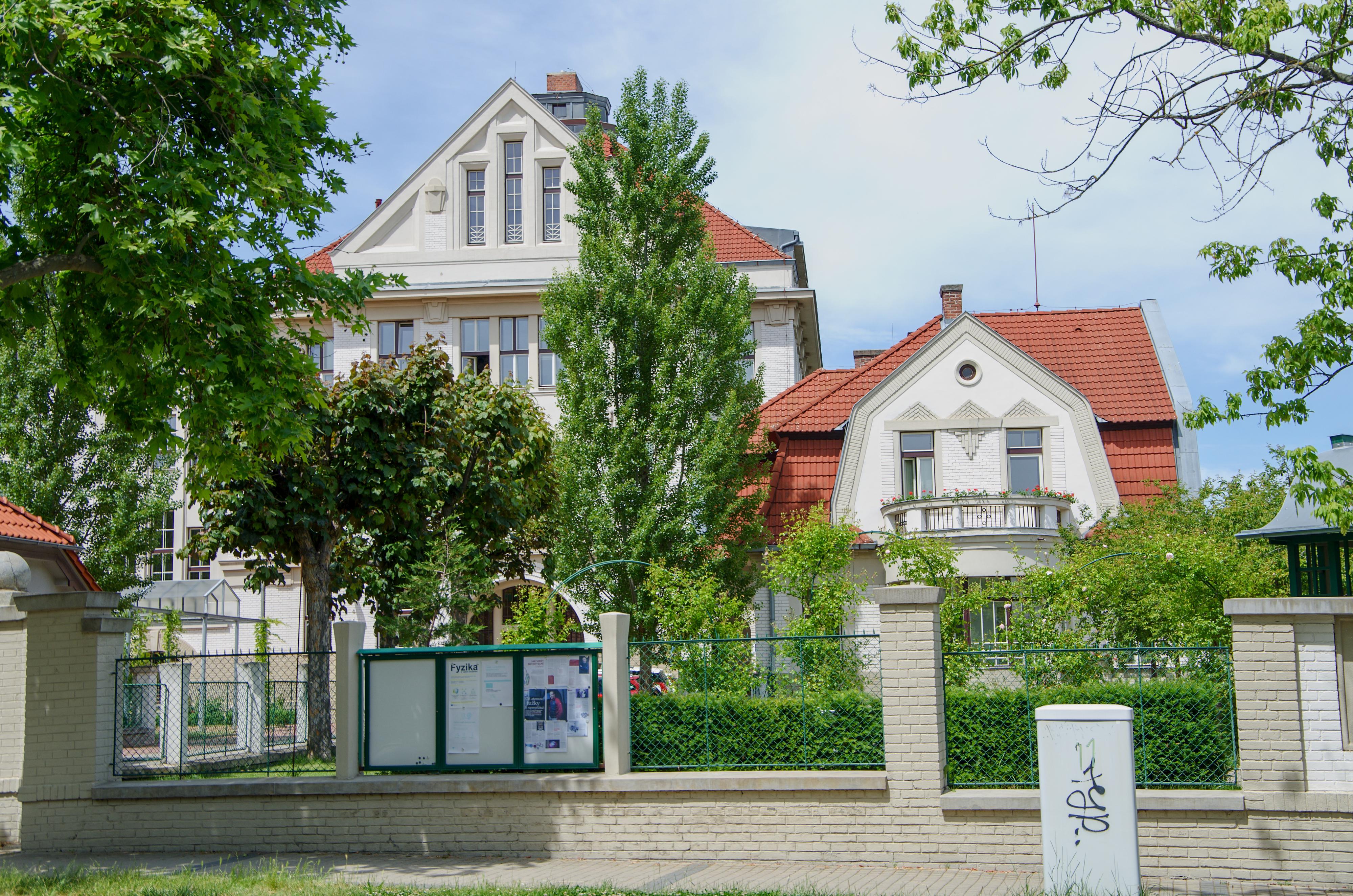 Knihovna Fyzikálního ústavu AV ČR Cukrovarnická foto 5