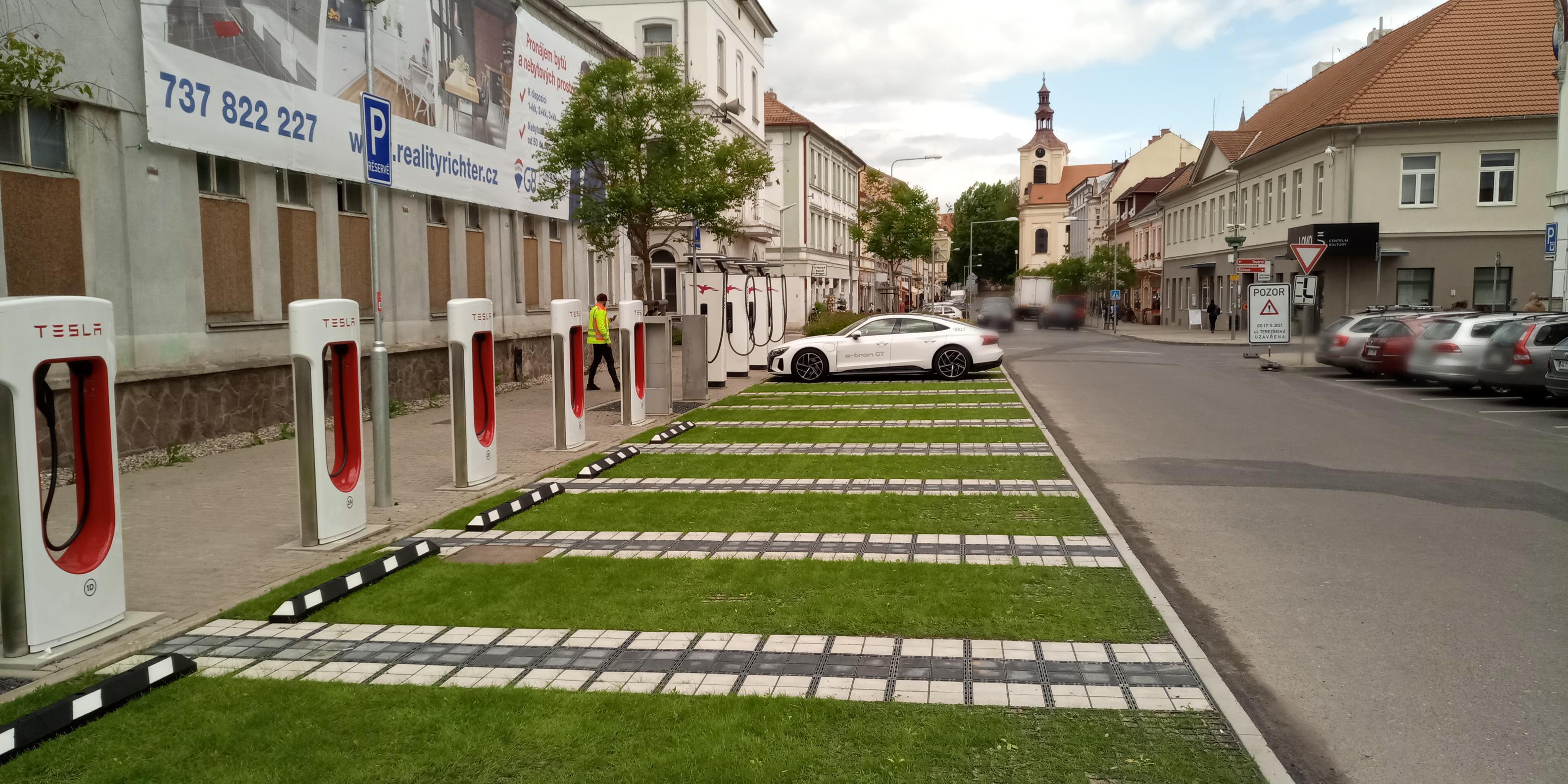 Nabíjecí stanice Tesla supercharger foto 1