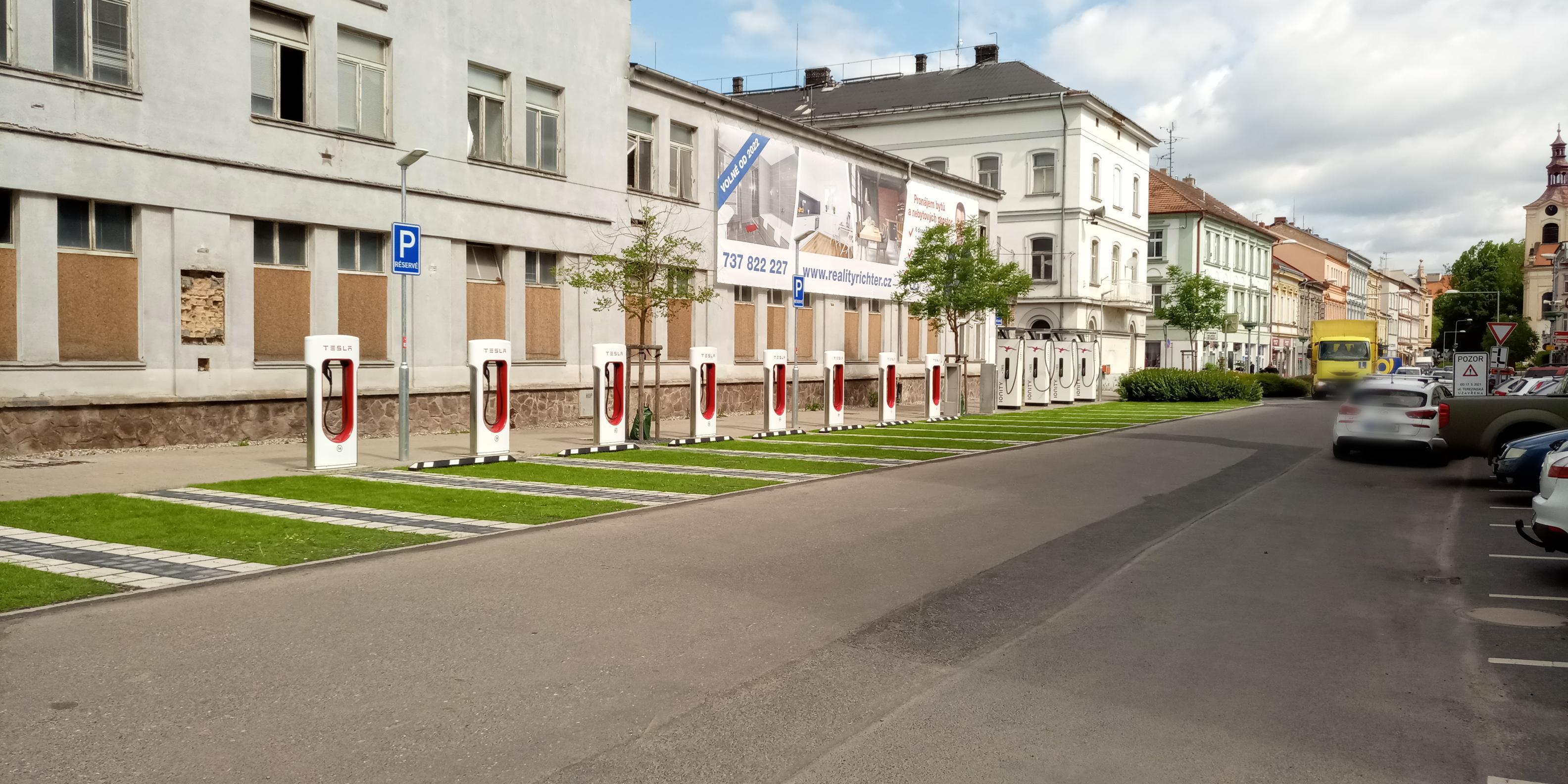 Nabíjecí stanice Tesla supercharger foto 2