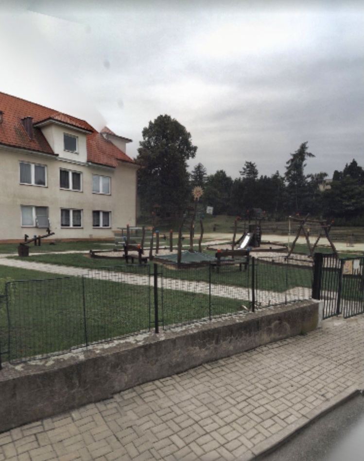 ZŠ T.G. Masaryka, Uherské Hradiště, 1. Máje foto 2